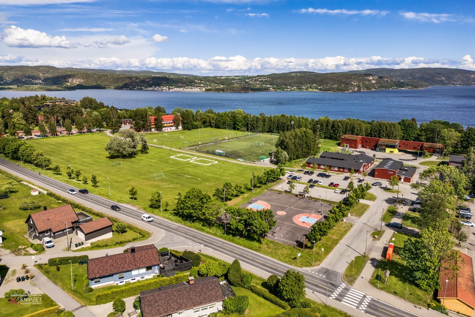 Åskollen barneskole med lekeplasser og idrettsanlegg ligger innen kort gangavstand. Galleribilde