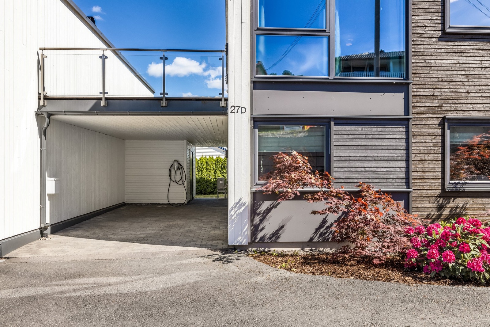 Boligen har egen carport i forbindelse med inngangspartiet. Galleribilde