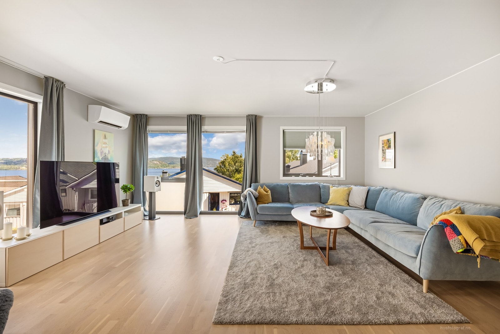 Boligen har et tidsriktig og stilrent interiør bestående av lysmalte overflater og 1-stavs parkett. Galleribilde