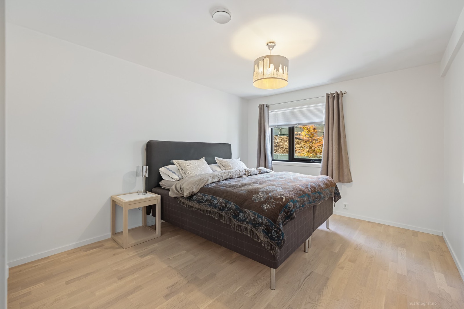 Boligen har 3 lyse og innbydende soverom. Hovedsoverommet er meget romslig. Galleribilde