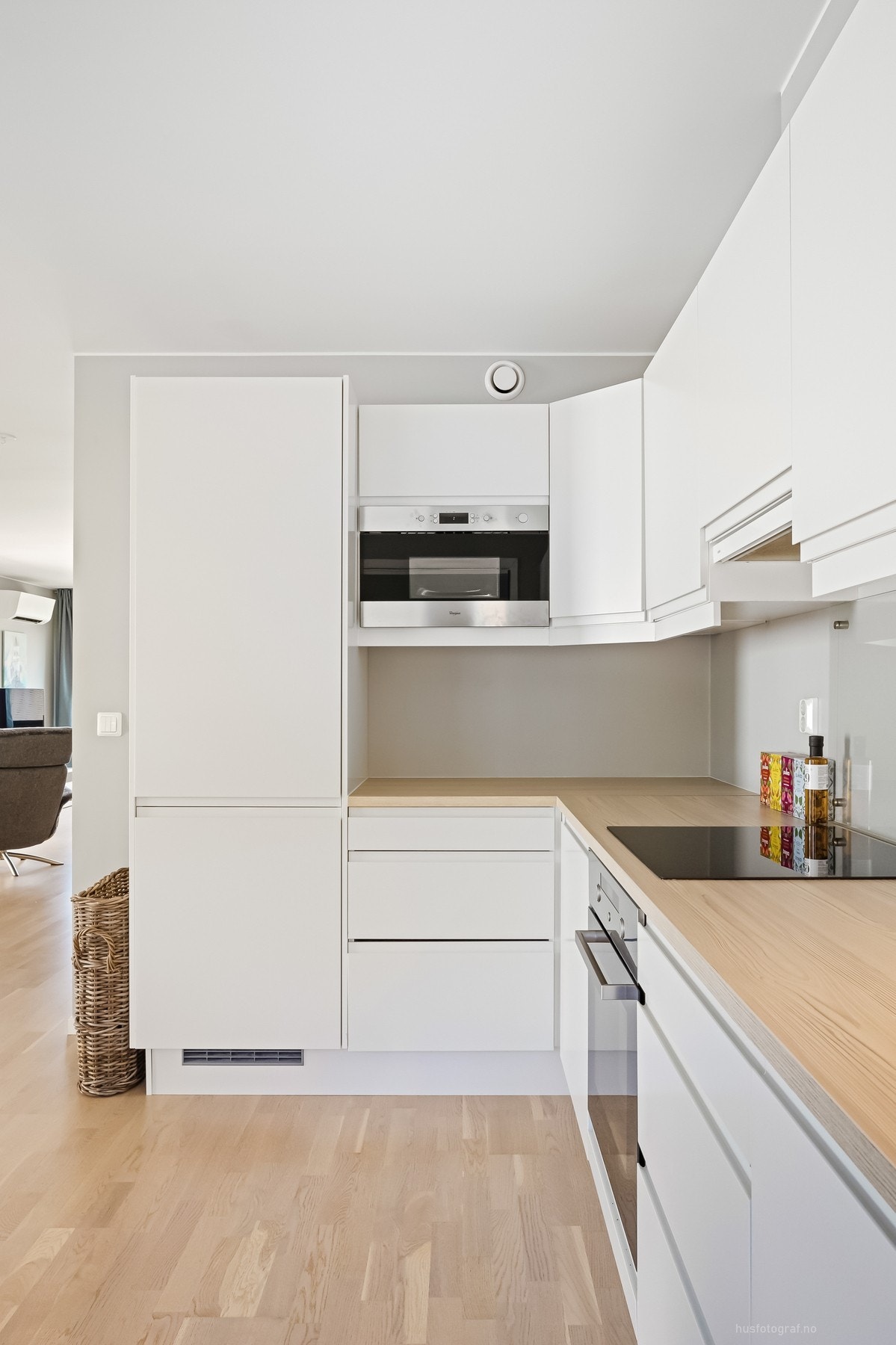 Kjøkkenet er godt utstyrt med integrert stekeovn, platetopp, oppvaskmaskin og kjøleskap. Galleribilde