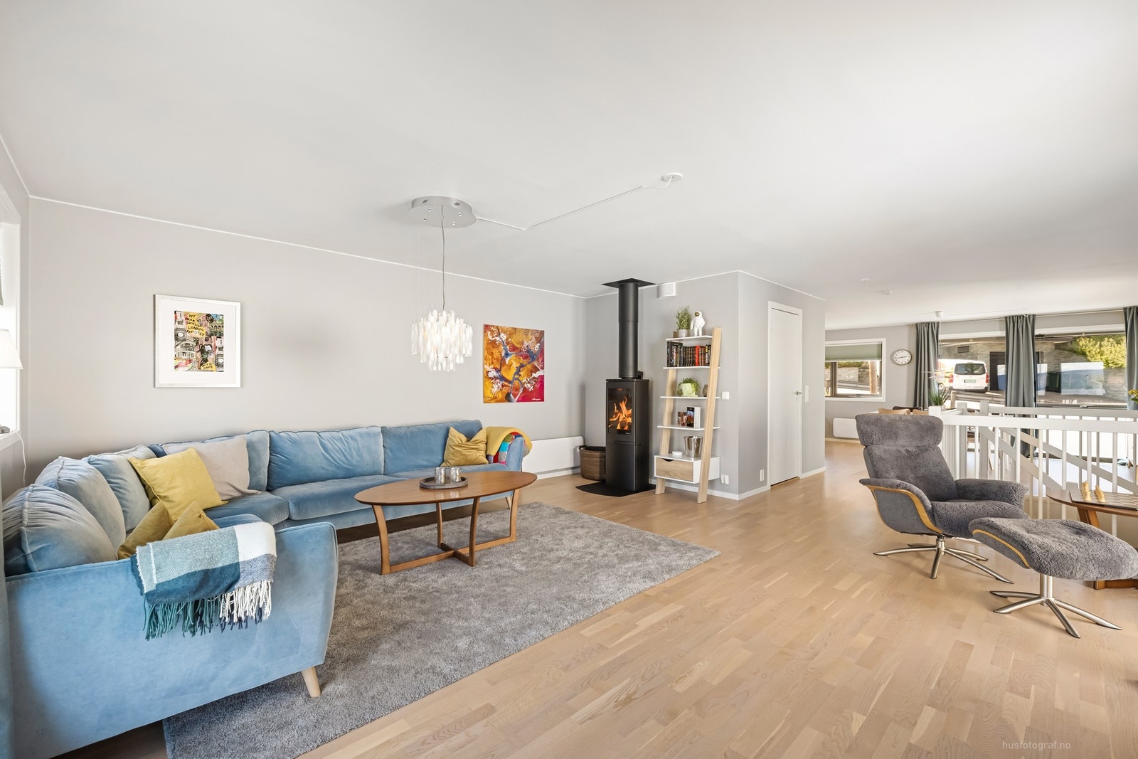 Fra kjøkkenet er det åpen løsning mot stuen, som gir et sosialt rom og en åpen atmosfære. Galleribilde