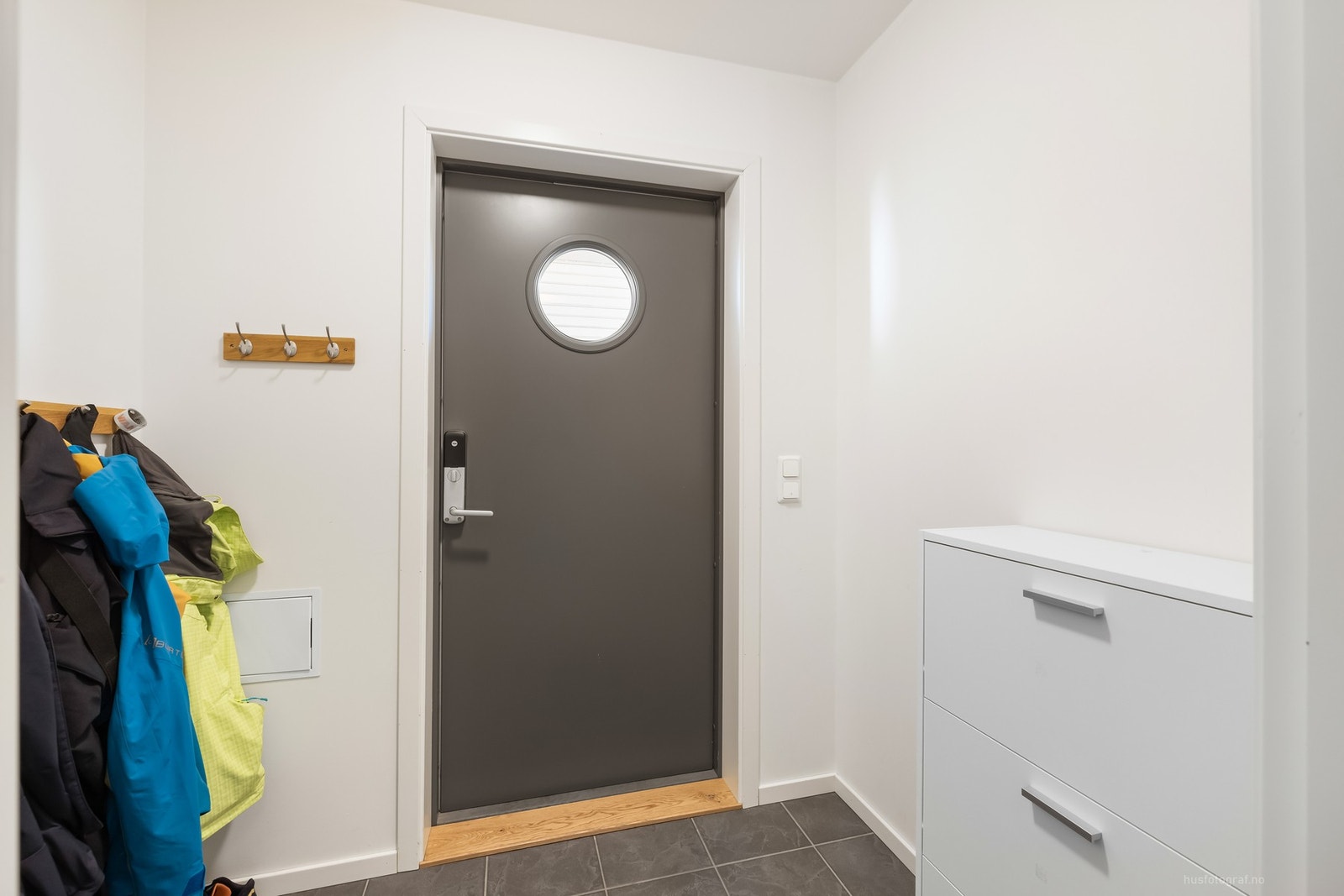 Innbydende entré med flislagt gulv, varme i gulvet og oppheng for yttertøy. Galleribilde