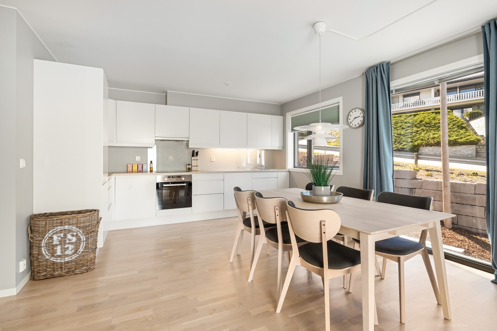 Boligens kjøkken er effektivt utformet og byr på gode arbeidsflater og rikelig med oppbevaringsplass. Galleribilde