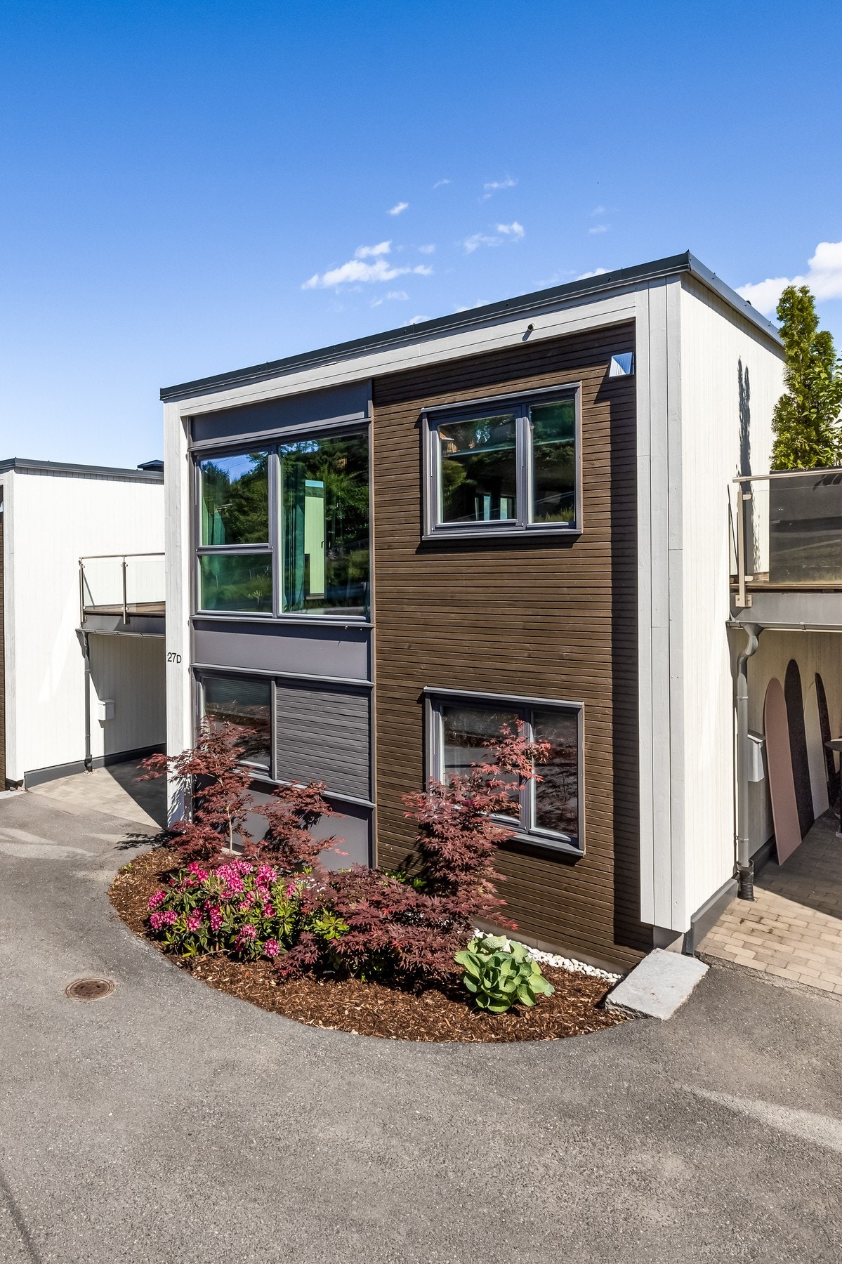 Oscar Kiærs vei 27D har en flott beliggenhet i et svært familievennlig og attraktivt villastrøk på Åskollen. Galleribilde