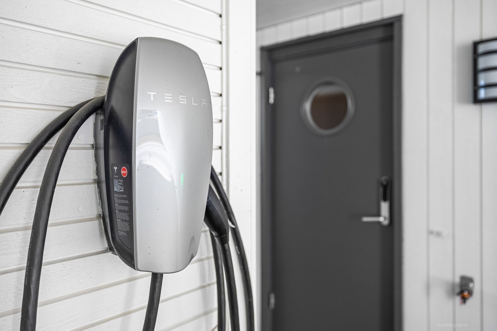I carporten er det montert elbil-lader. Galleribilde