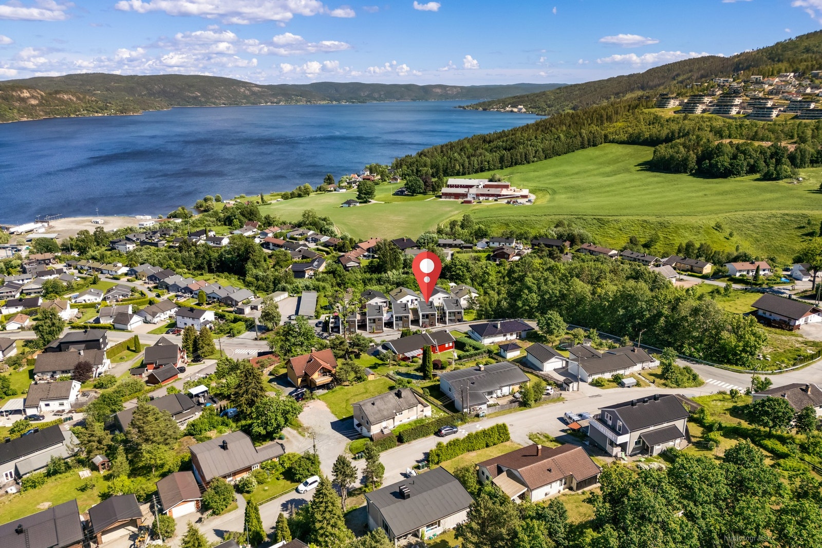 Boligen ligger svært barne- og familievennlig til med kort vei til flere barnehager og kun ca. 600 meter gangavstand til Åskollen barneskole. Galleribilde