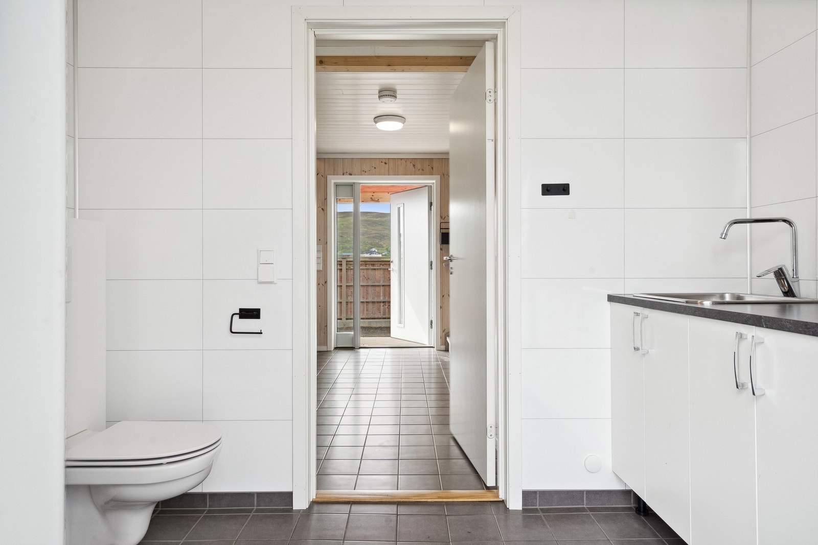 Praktisk vaskerom med WC. Galleribilde