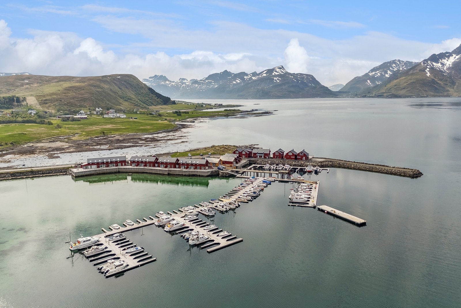 For en aktiv person kan Lofoten også friste med surfing, kajakk, golf, klatring, toppturer, dykking etc. Galleribilde