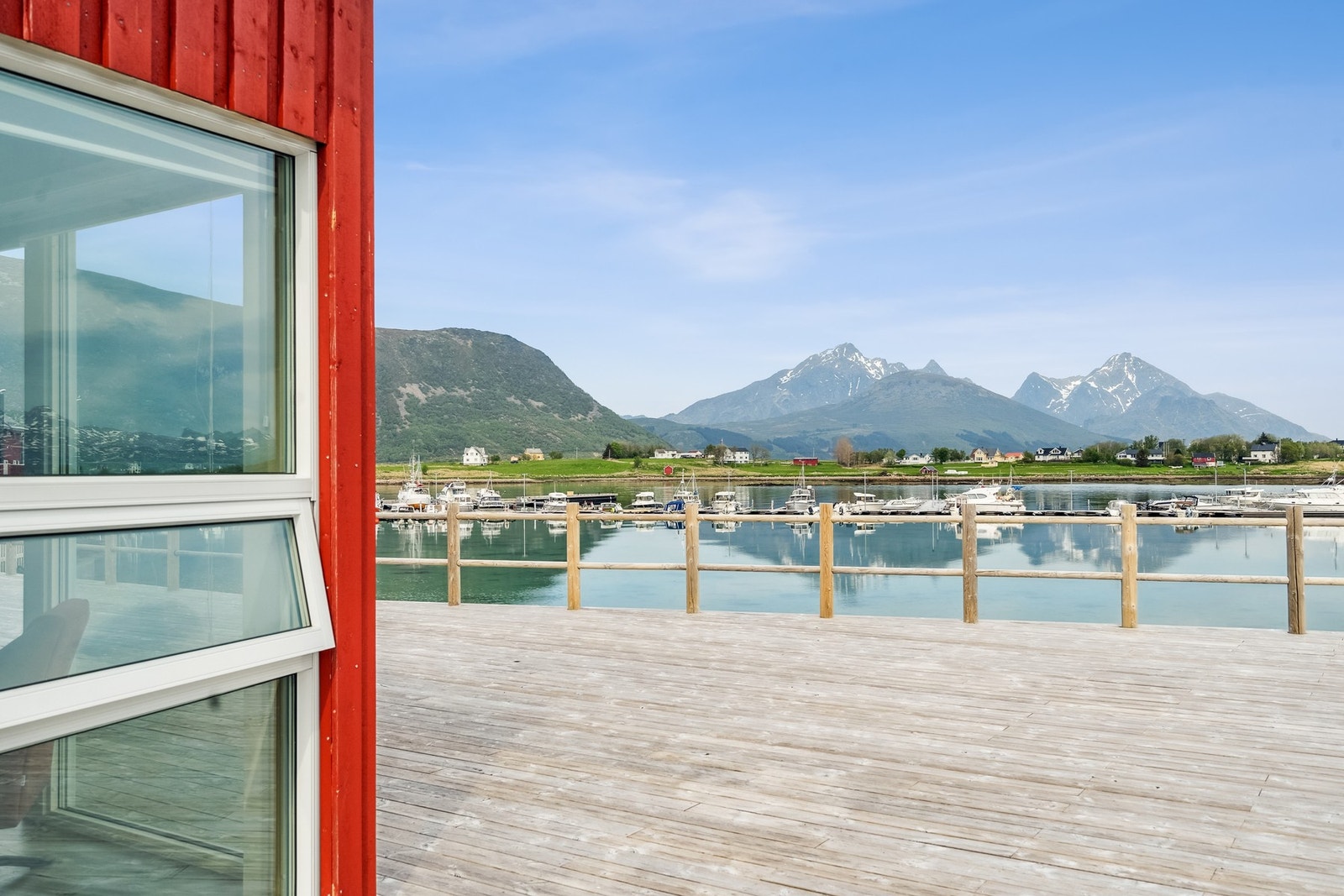 Uteplassen er skapt for å nyte utsikten til fulle - Her kan du også kose deg i sola til sen kveld om sommeren. Galleribilde