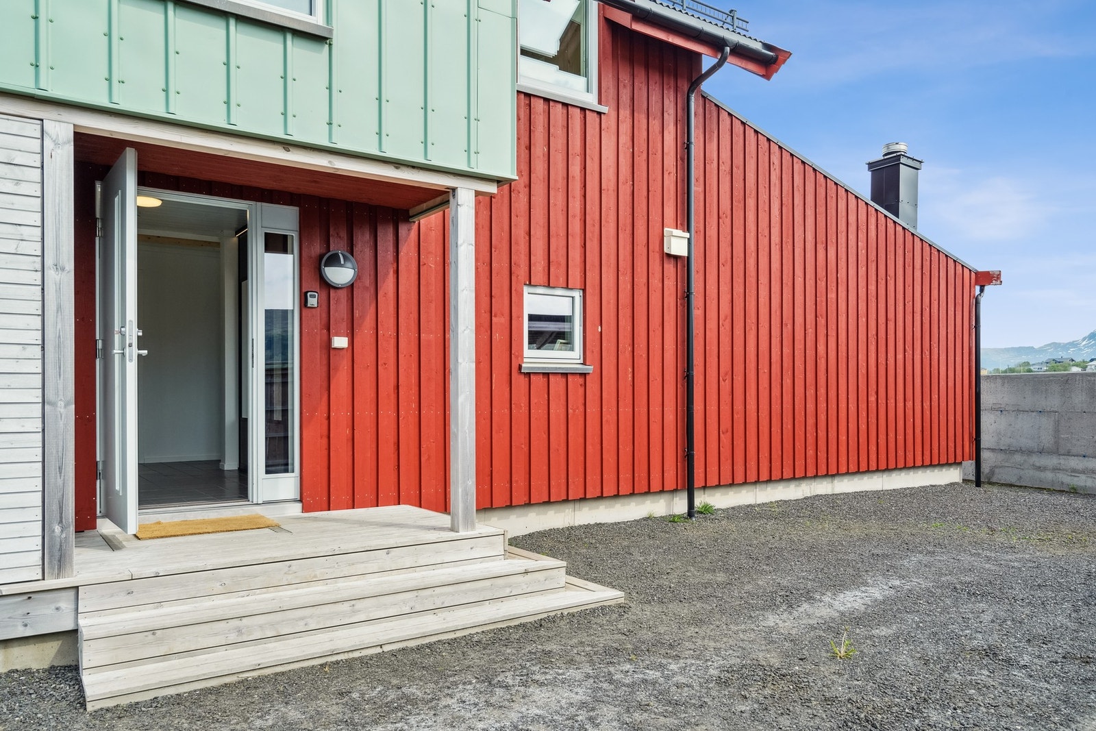 Overbygget inngangsparti med dør til bod (til venstre) Galleribilde