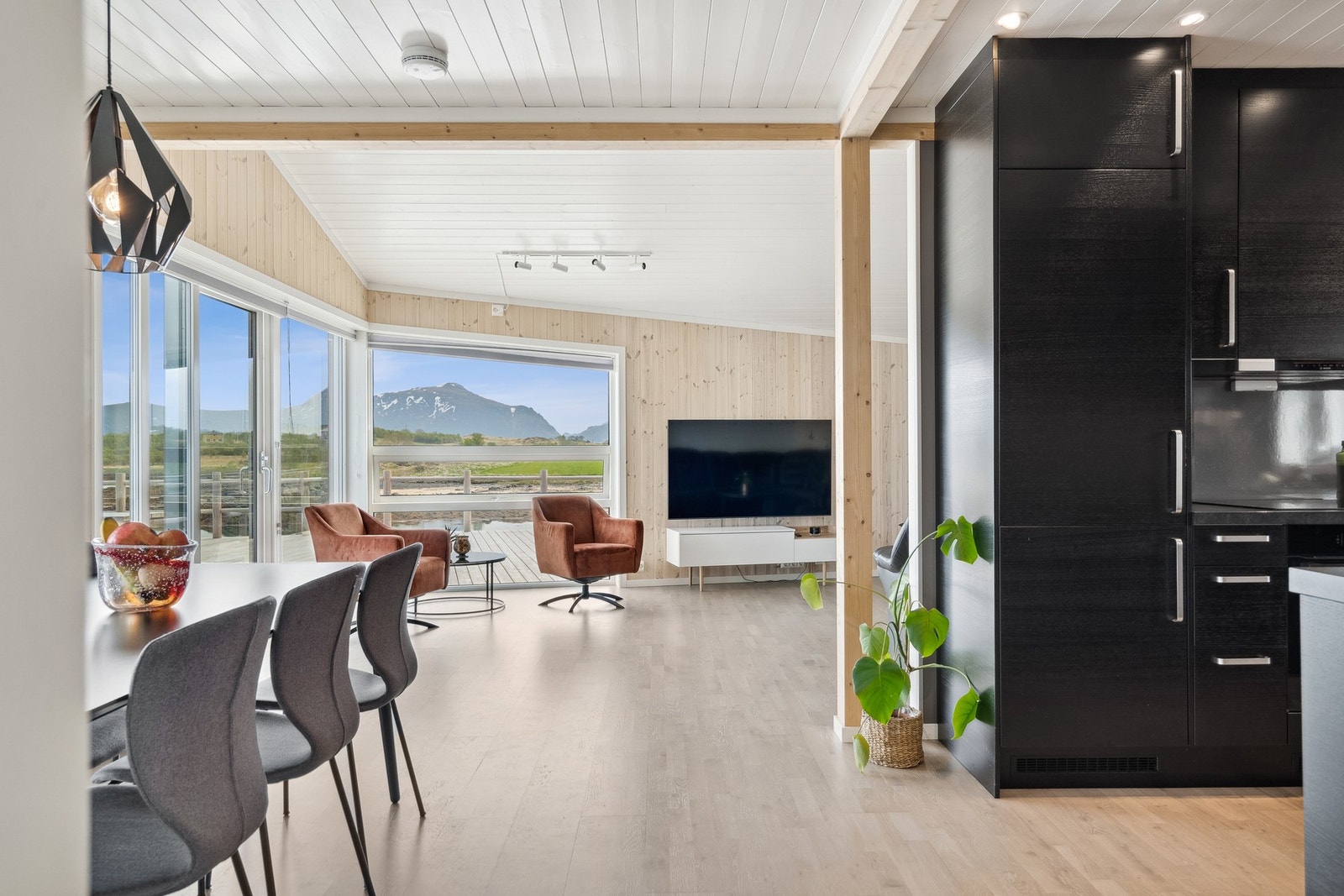 Rommet deles enkelt inn i flere sosiale soner. Galleribilde