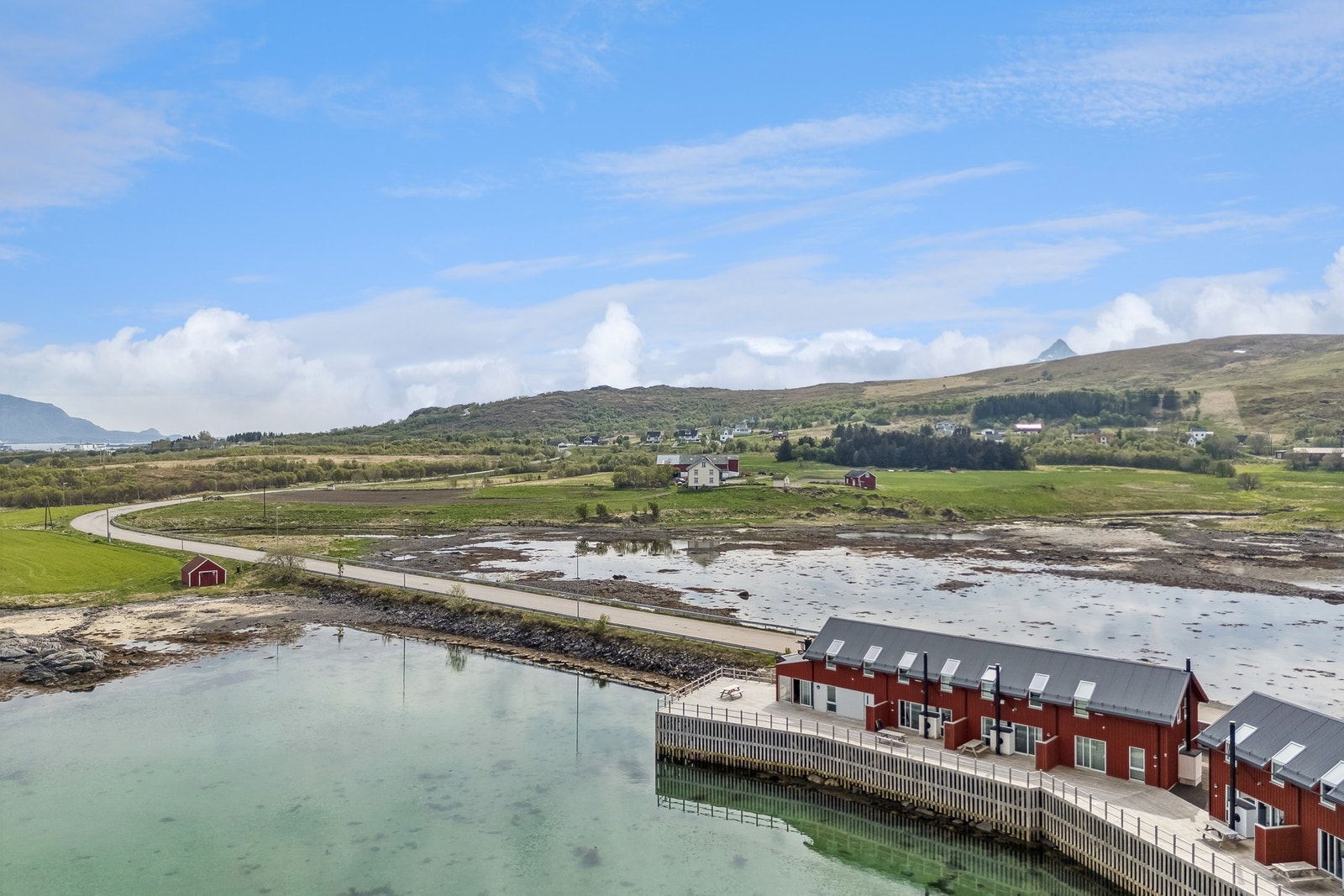 Liker du turgåing, kan du starte direkte fra eiendommen og gå på populære Haugheia. Eller så kan du nå flere fjell innenfor 5-10 minutter kjøring. Galleribilde