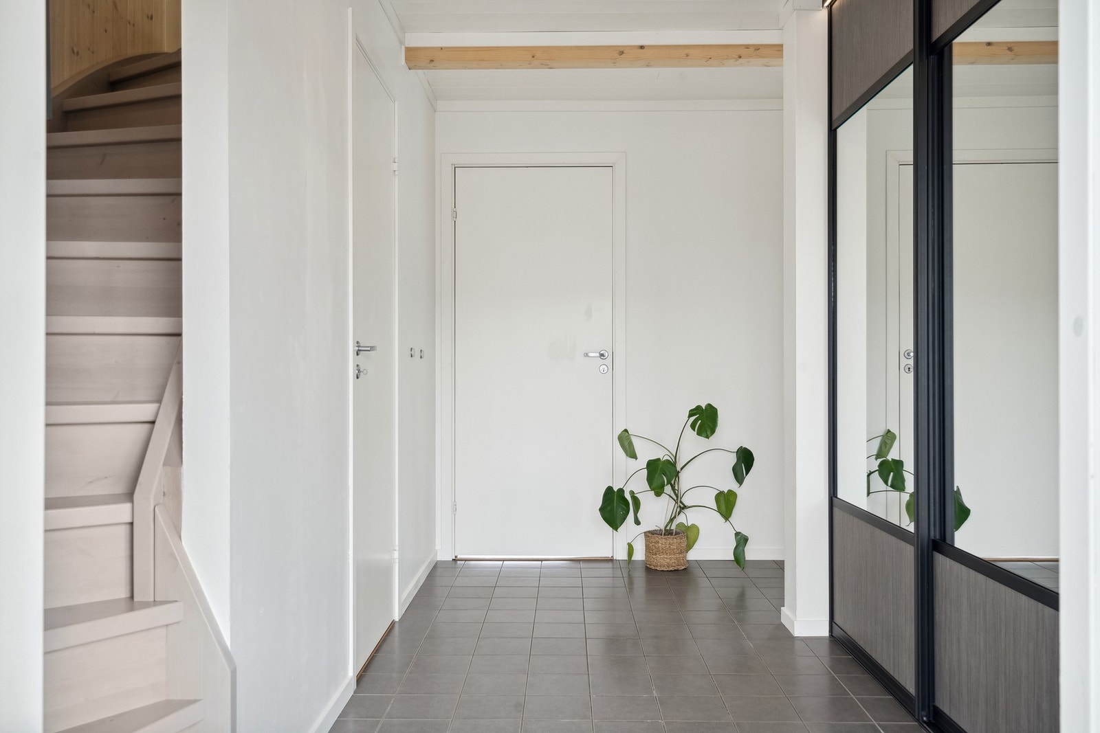 Velkommen inn! En praktisk skyvedørsgarderobe til høyre. Galleribilde