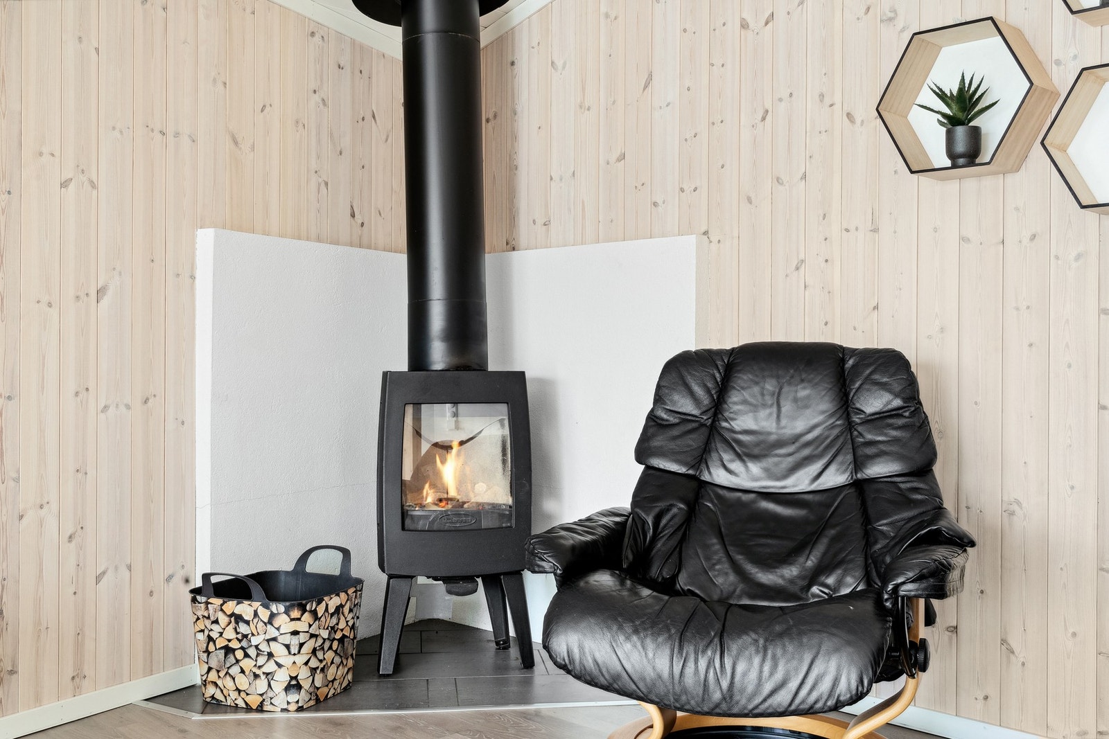Vedfyring gir deg den lune hyttefølelsen. Galleribilde