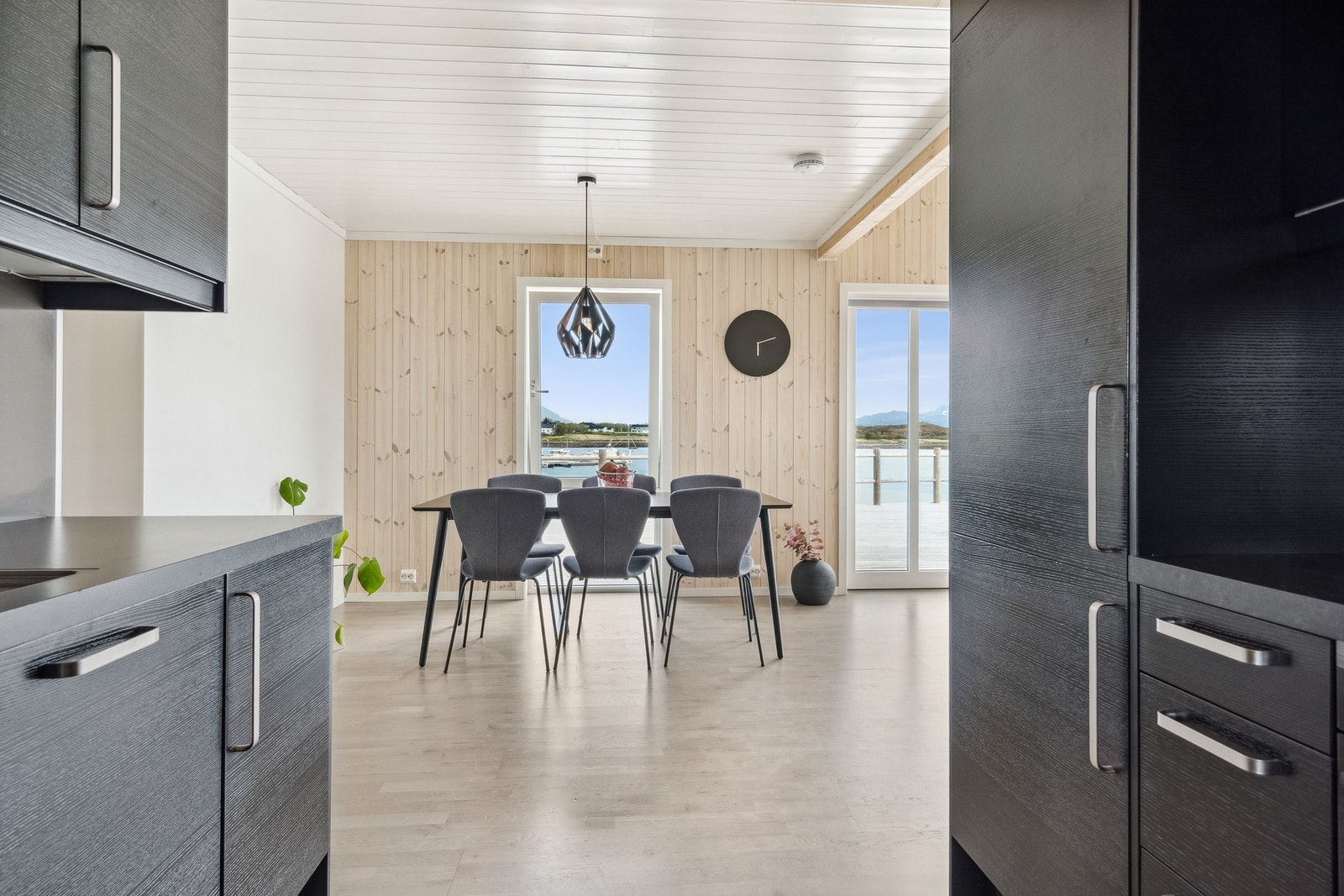 Plass til en stor spisegruppe. Galleribilde