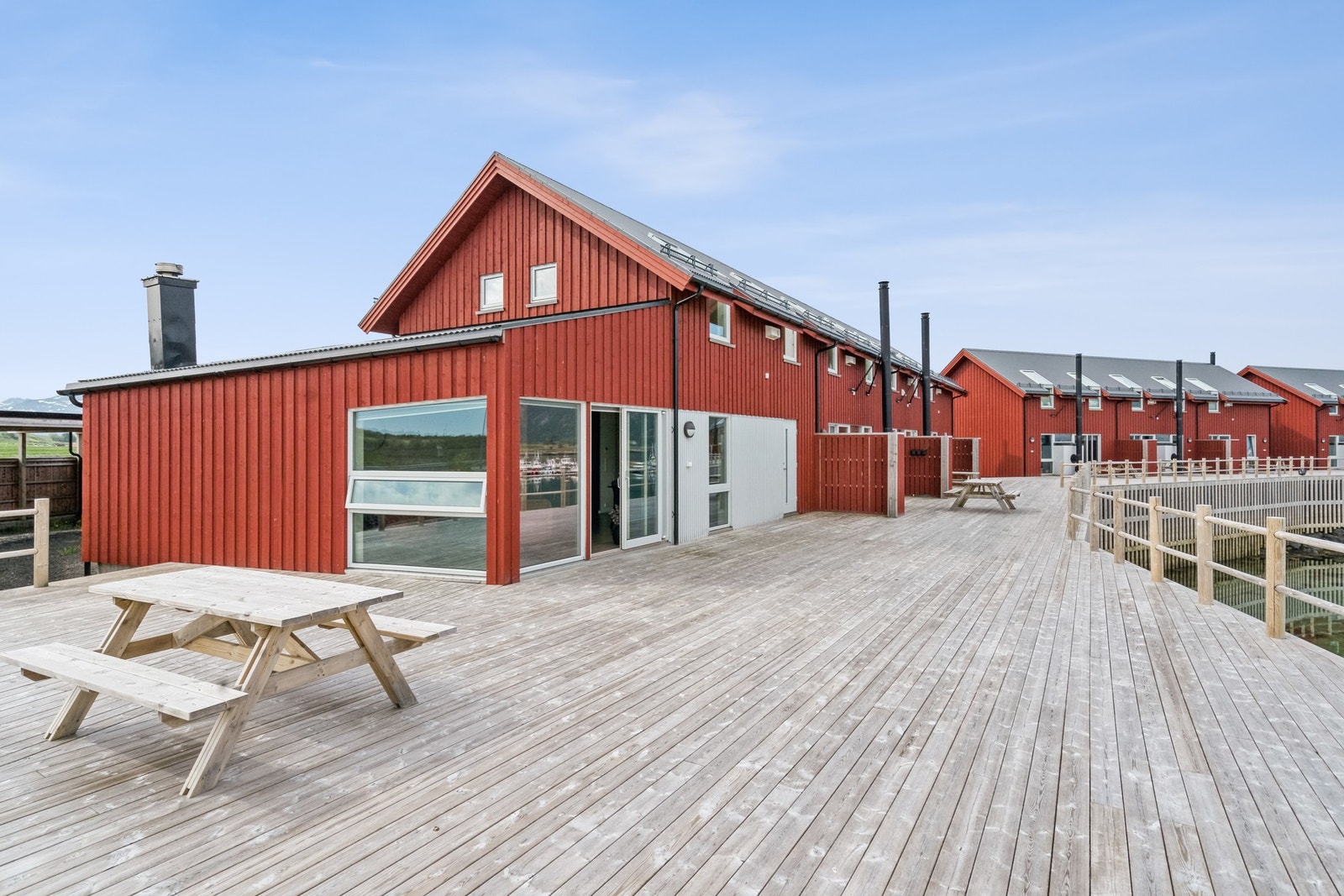 Eiendommen ligger helt ned til sjøen og det er dermed ingen direkte innsyn. Galleribilde