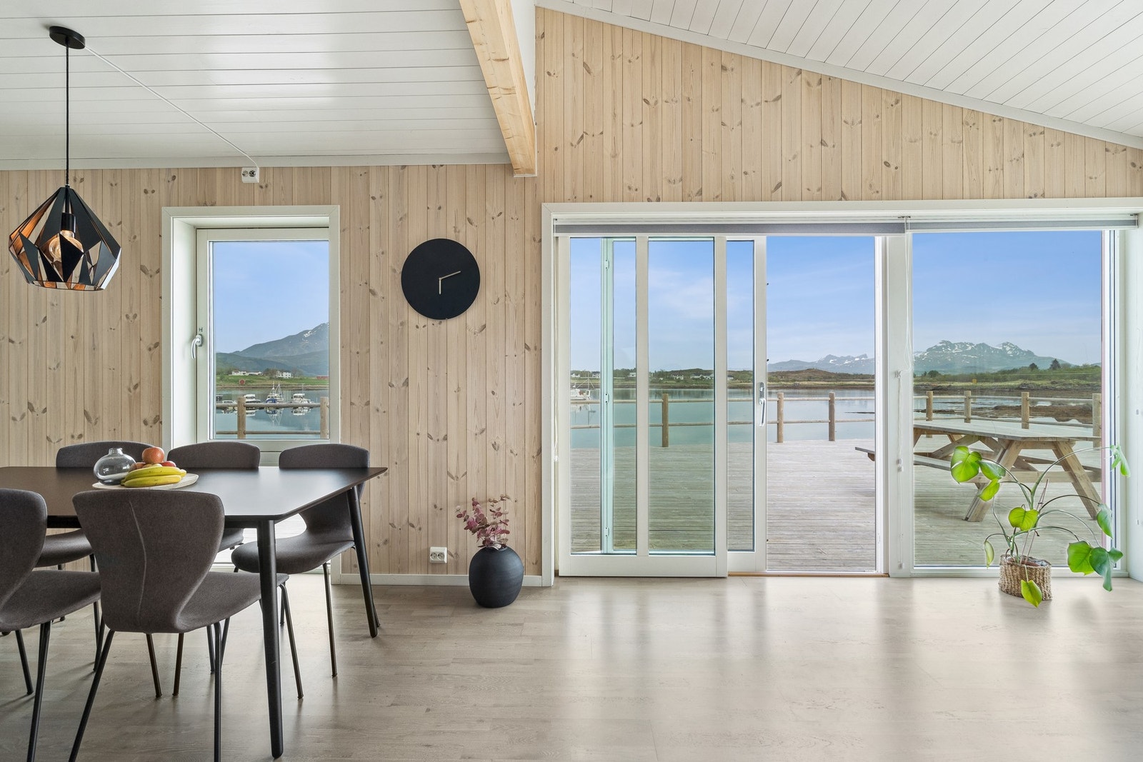 Store vindusflater med praktfull utsikt mot Haugbukta og fjellene bak. Galleribilde