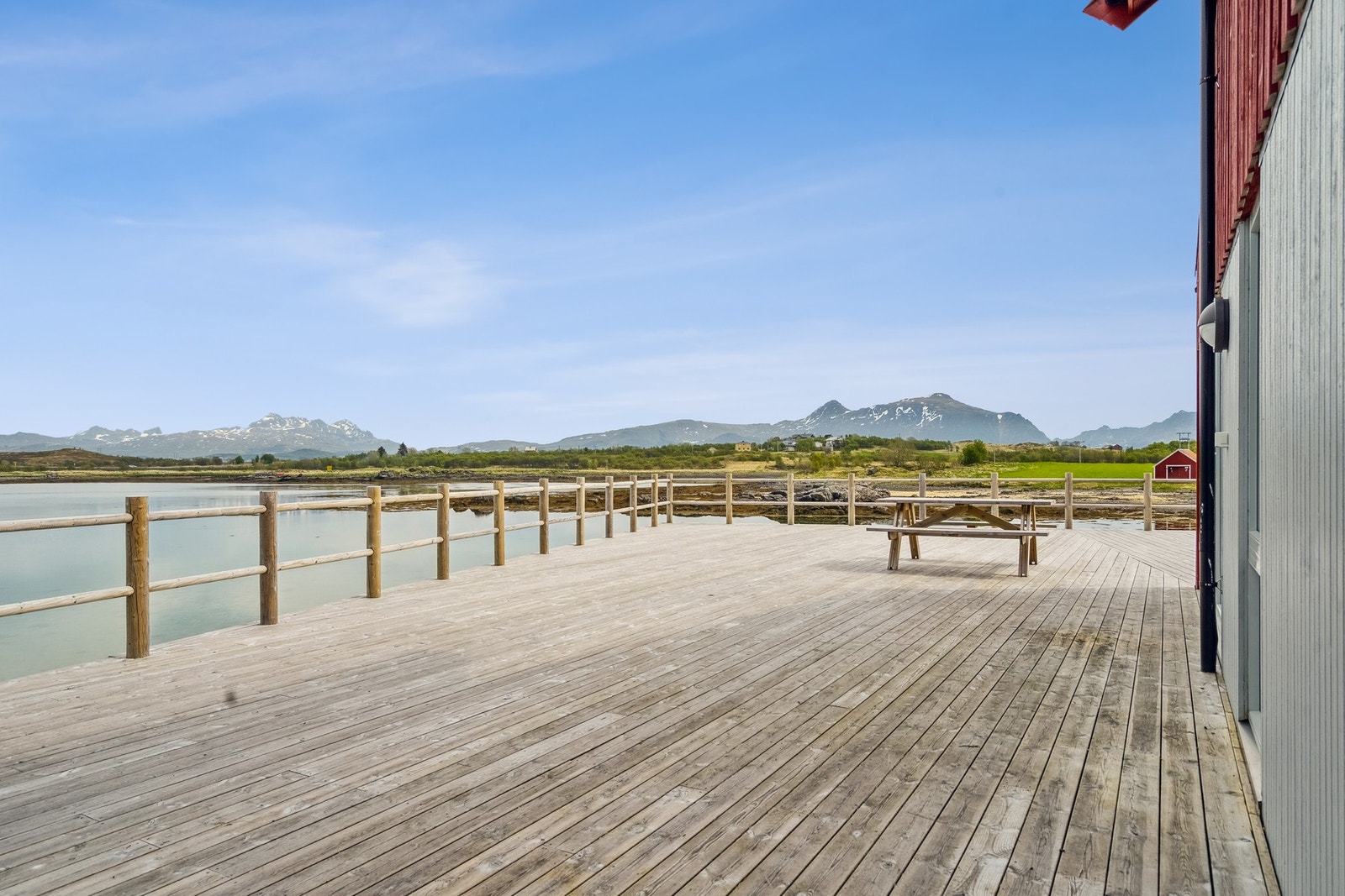 Her får du mye av det du kan ønske deg i Lofoten: Spektakulær utsikt, til sjø og fjell. Svært gode solforhold. Galleribilde