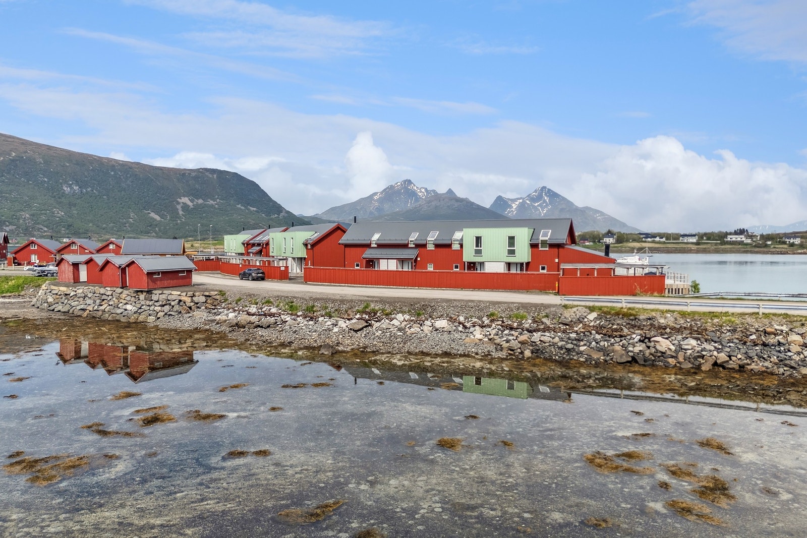 Fritidsboligen ligger som første til høyre. Galleribilde