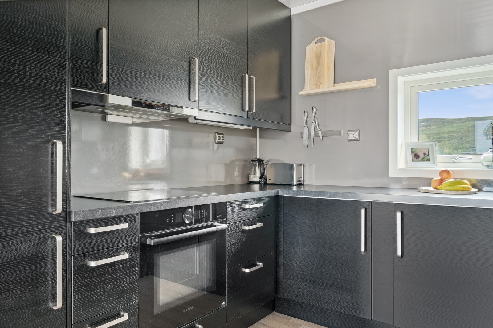 Siltrent kjøkken med takhøye skap. Galleribilde