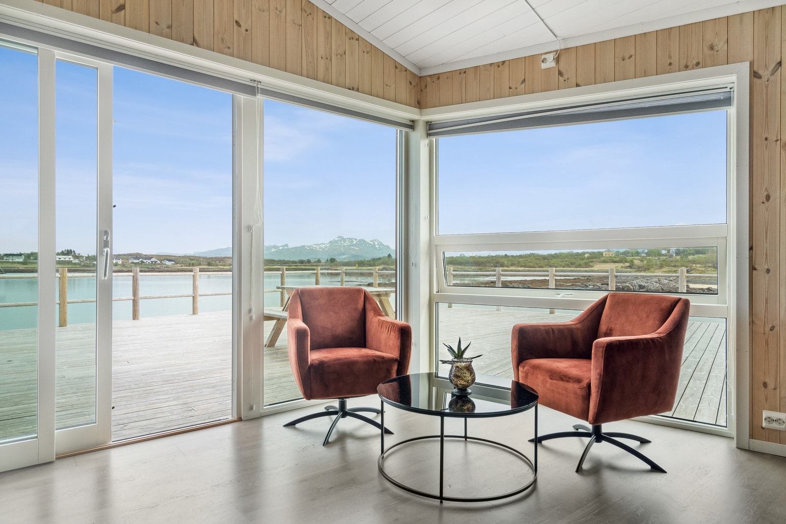 Du får en fantastisk utsikt fra eiendommen til både sjø, fjell og til båthavna. Galleribilde