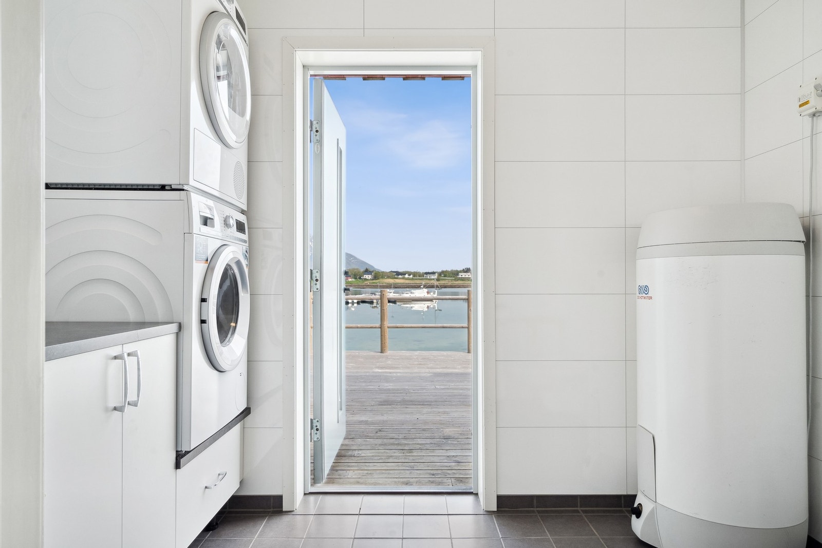 Praktisk med utgang til terrasse/fellesområde fra vaskerommet. Galleribilde