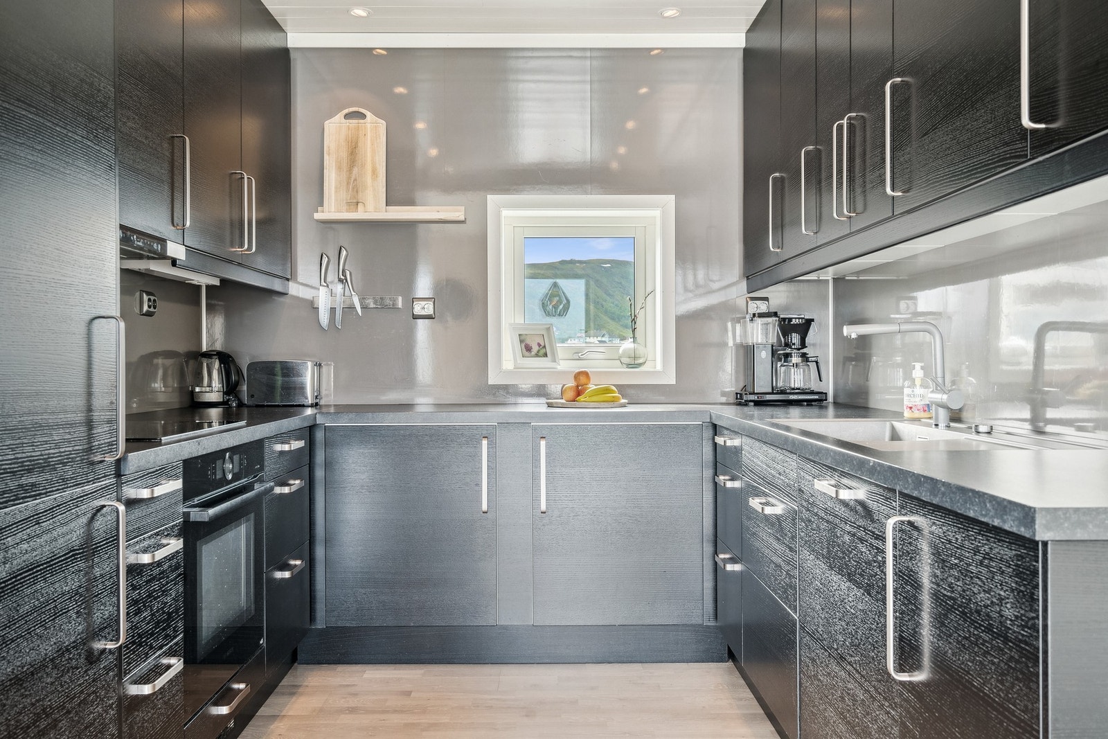 Kjøkkenet har integrert kjøl/fryseskap, oppvaskmaskin, induksjonstopp, stekeovn samt vannstoppsystem. Galleribilde