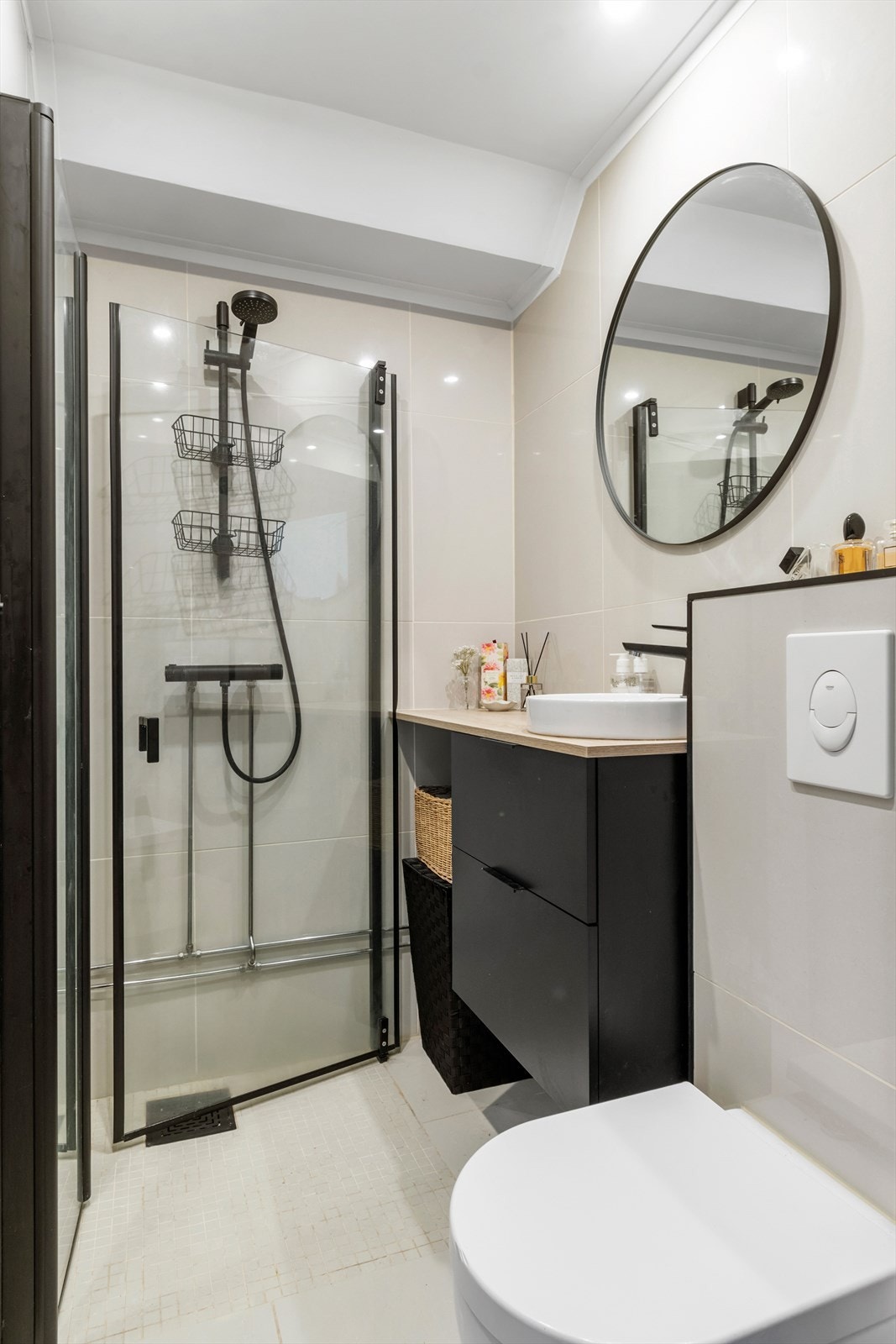 Leiligheten har et lekkert bad fra 2024. Badet har store fliser i delikate toner og mørke innredninger som skaper en fin kontrast. Galleribilde