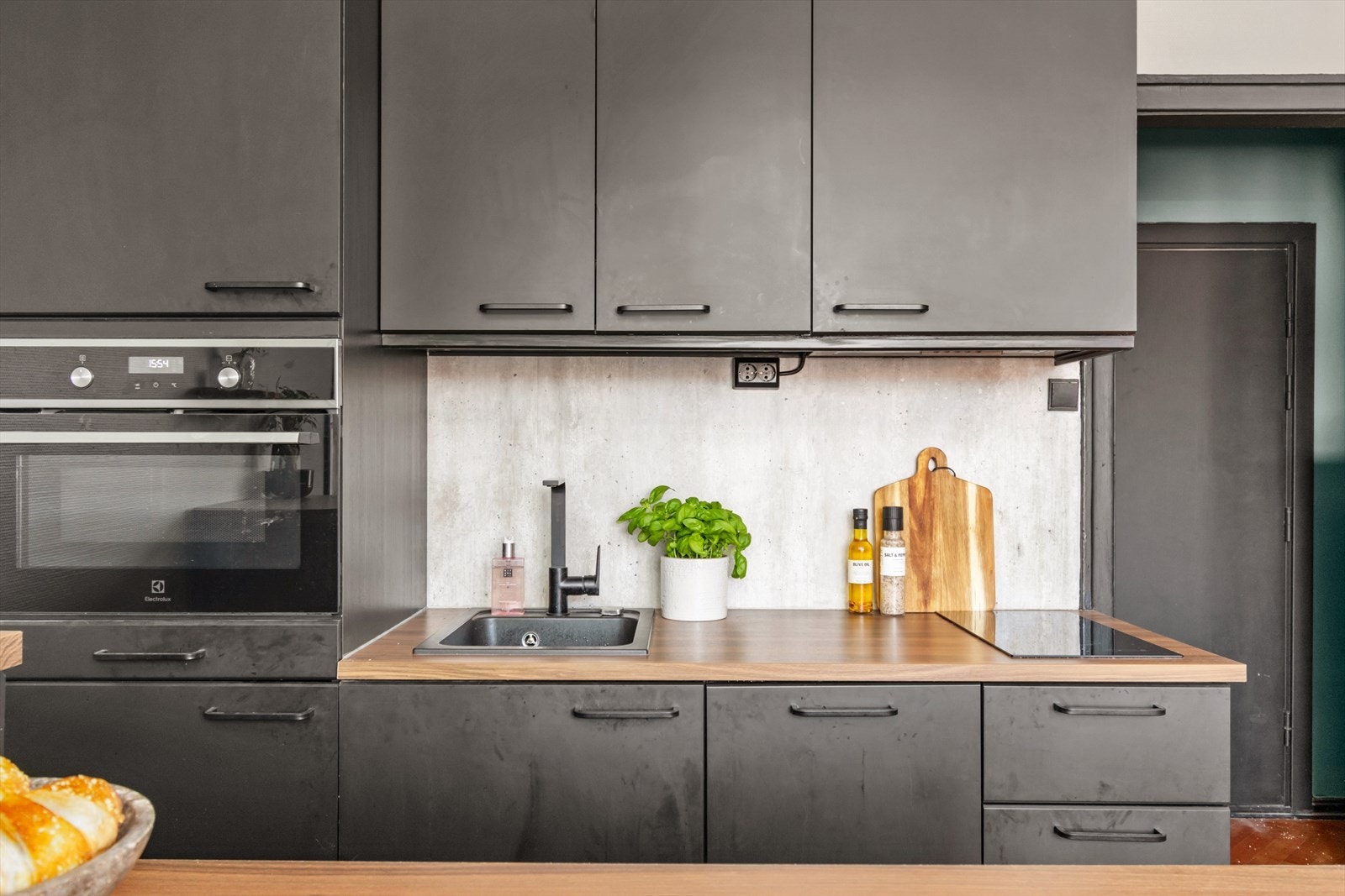 Leiligheten har et tidsriktig kjøkken med mørke fronter og integrerte hvitevarer. Galleribilde