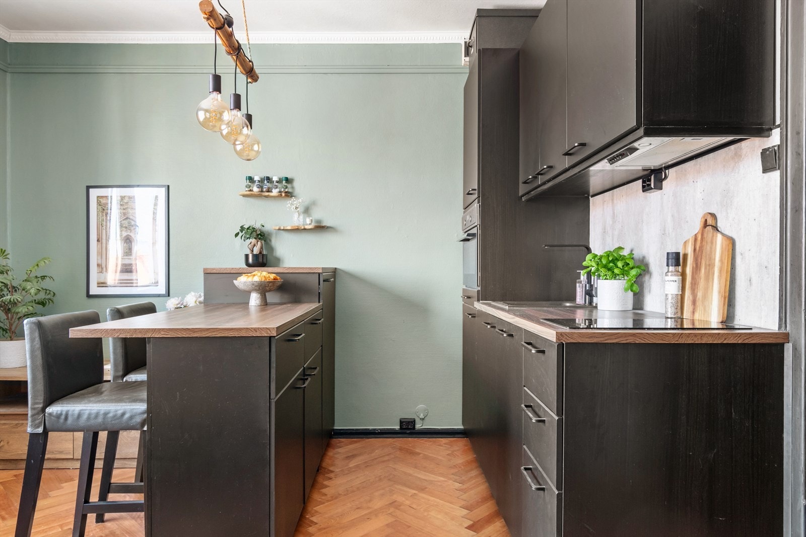 Dette er en supersjarmerende 1-roms leilighet med attraktiv og sentral beliggenhet på Torshov/Grünerløkka! Galleribilde