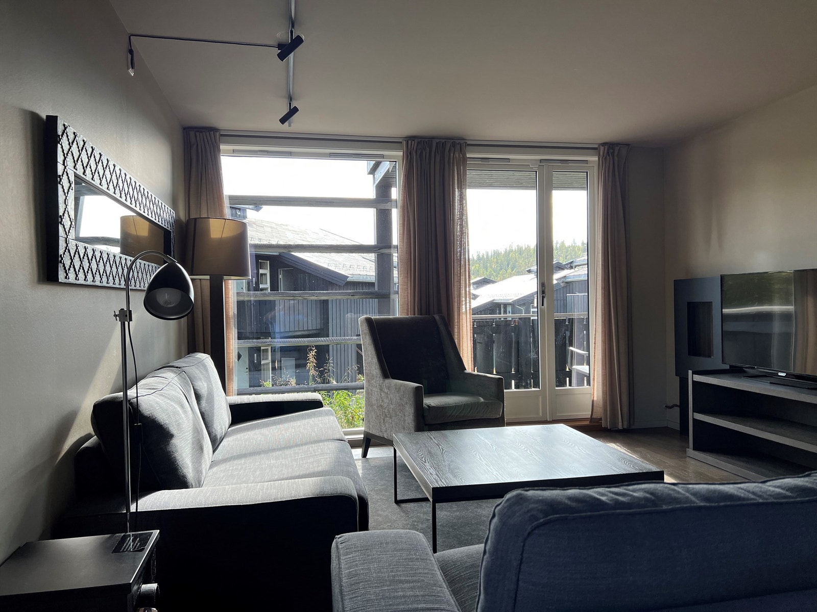 Romslig stue med god boltreplass for hele familien. Utgang til balkong. Galleribilde