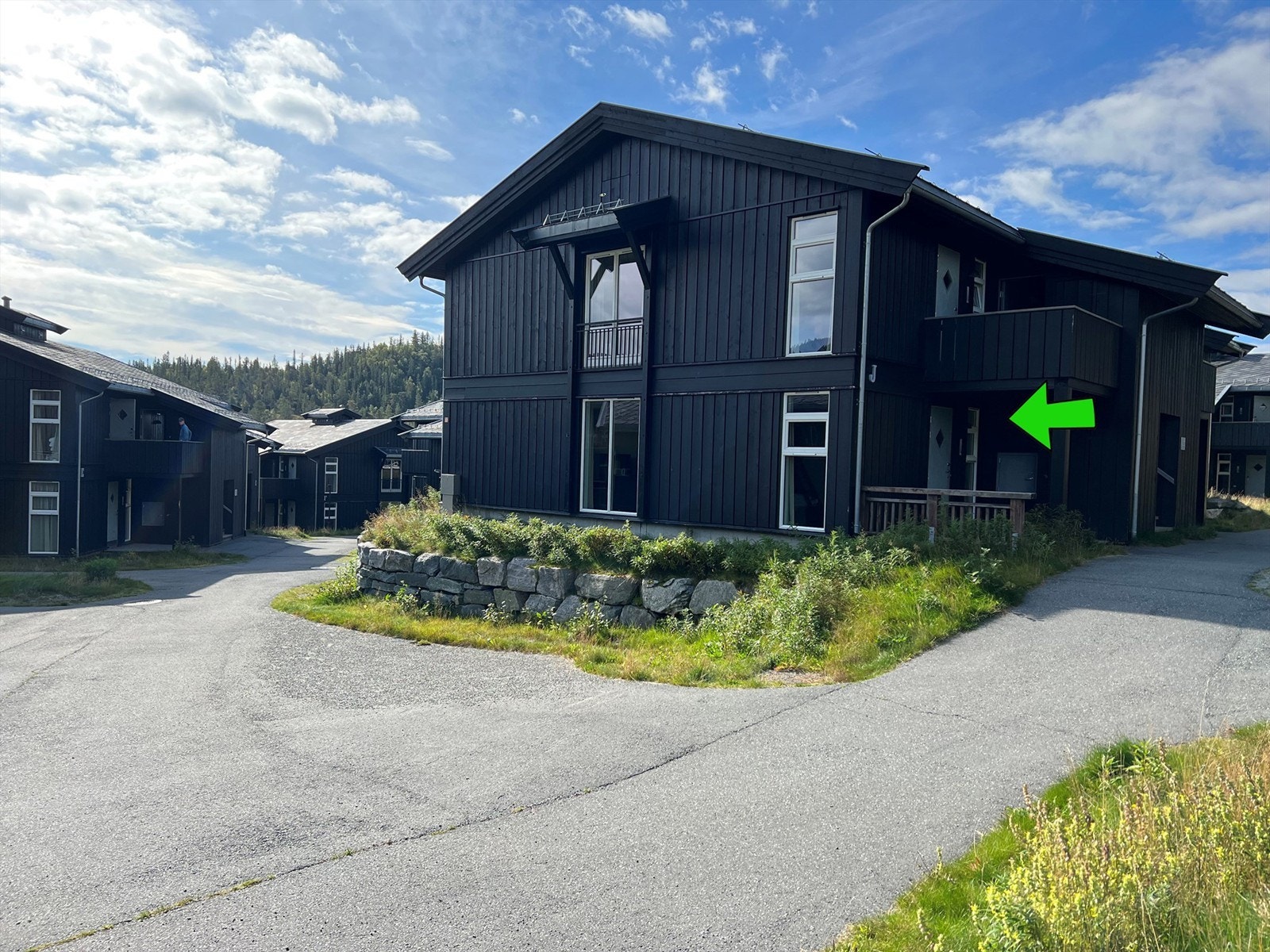 Leiligheten er ende og hjørneleilighet med vinduer i tre himmelretninger. Fin utsikt gjennom bebyggelsen i alle retninger. Galleribilde