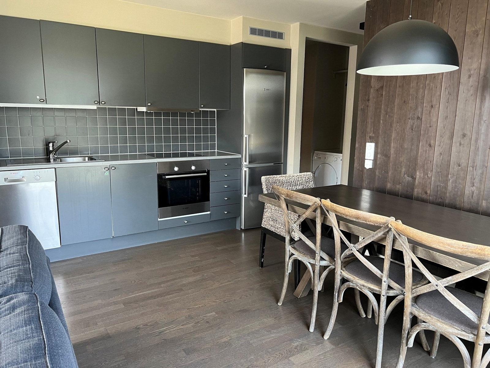 Fullutrustet kjøkken med god spiseplass foran vindu. Galleribilde