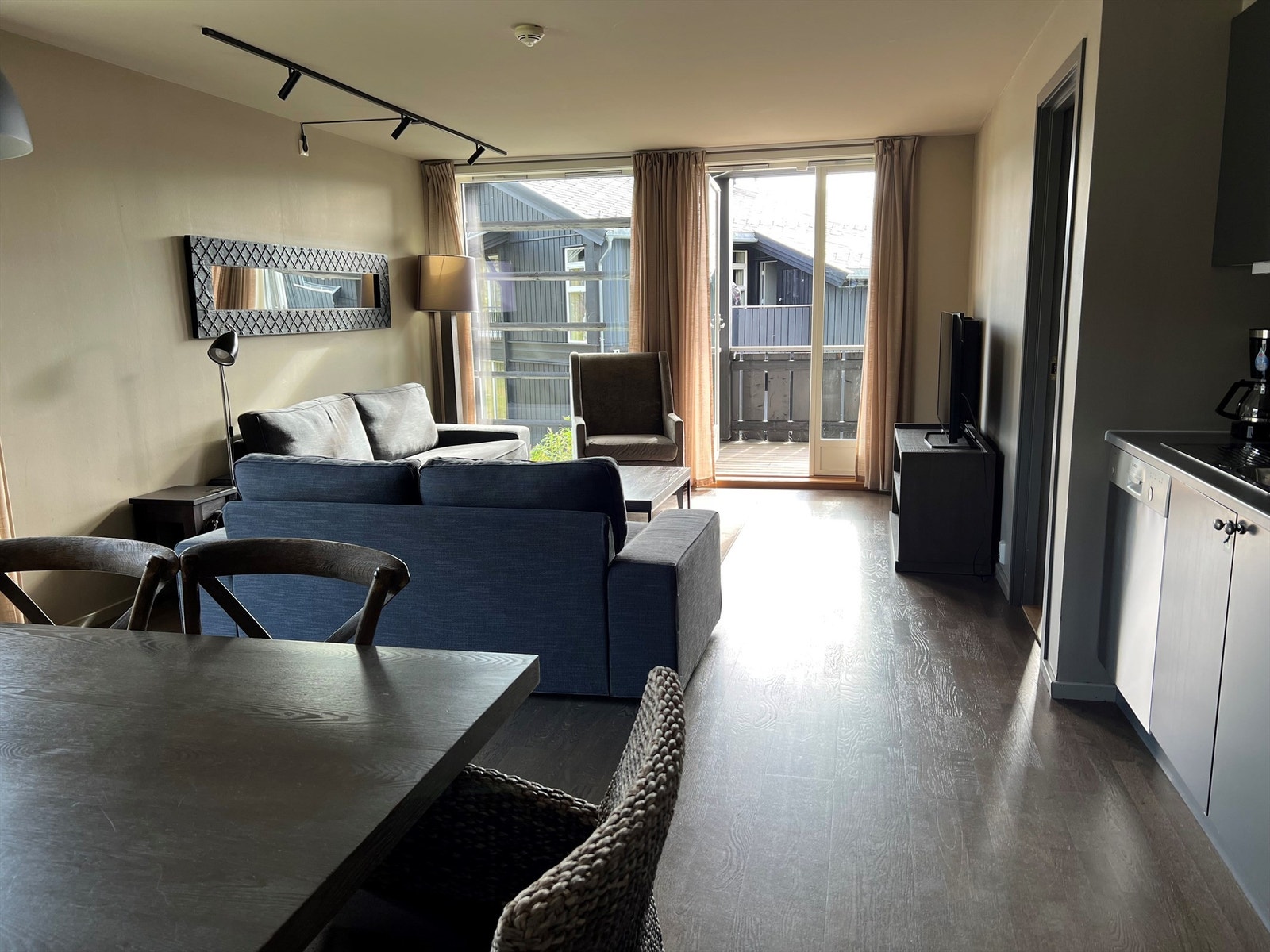 Romslig stue med god boltreplass for hele familien. Utgang til balkong. Galleribilde