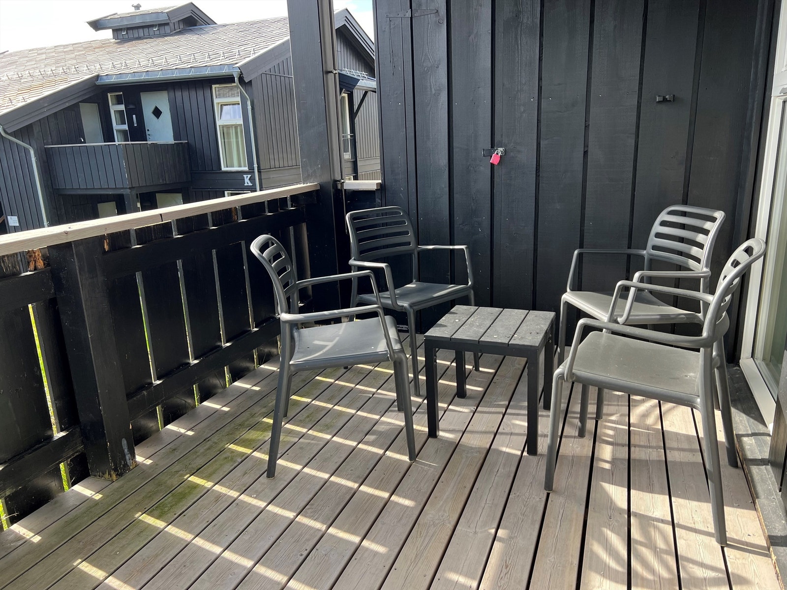 Balkong på ca 8 kvm. Det er bod både i inngangspartiet og på balkongen. Galleribilde