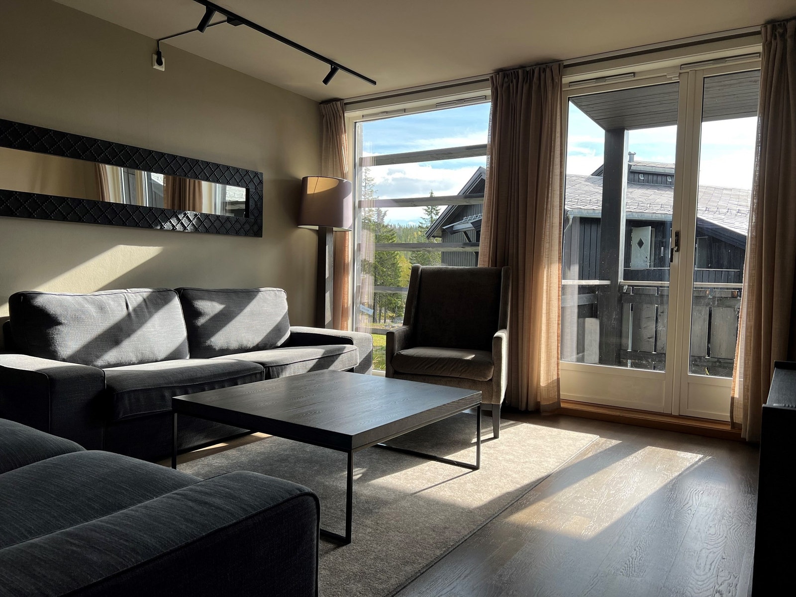 Lys og romslig stue med fin utsikt mellom bebyggelsen. Galleribilde