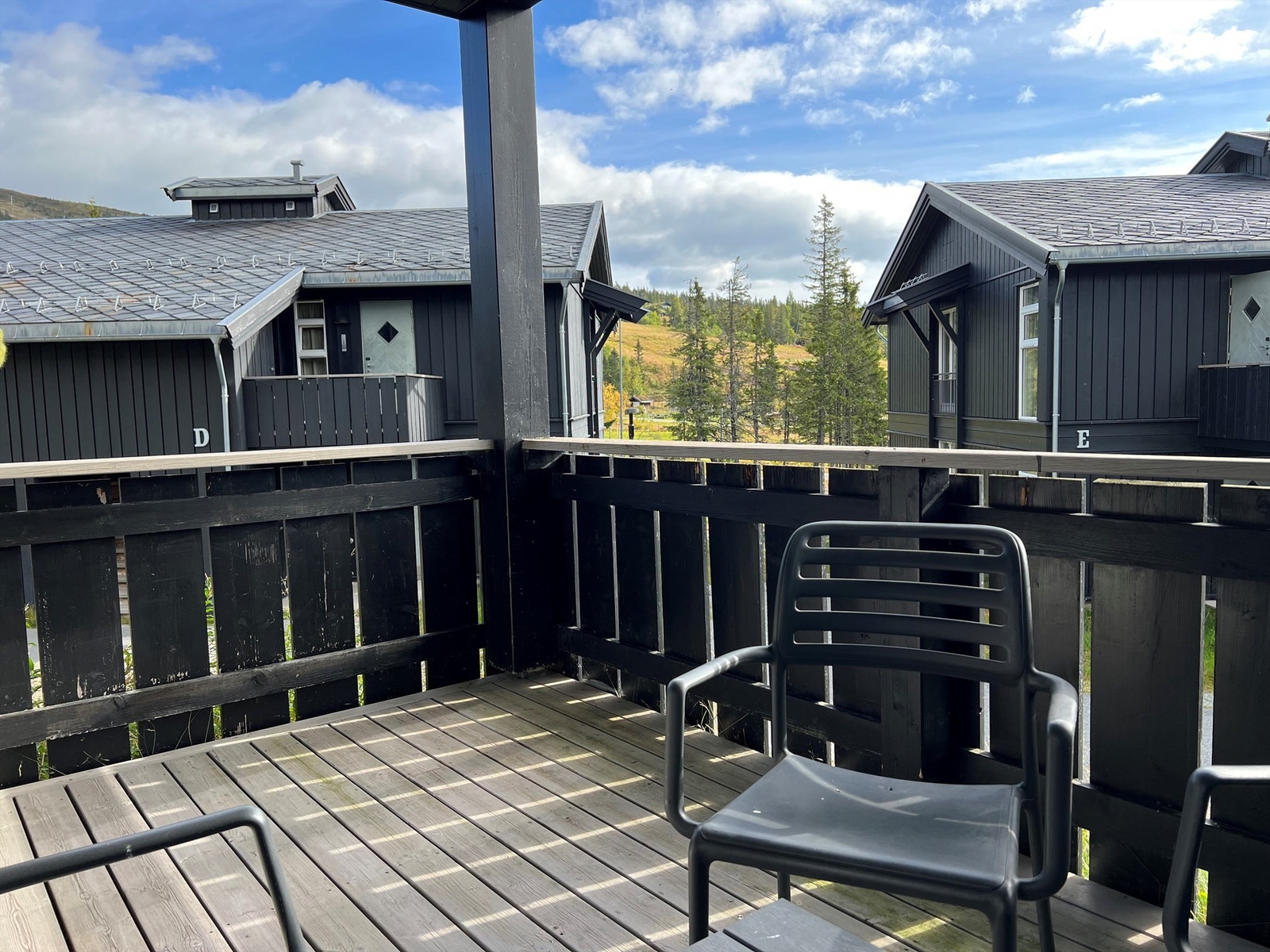 Luftig og åpen balkong med fin utsikt. Galleribilde