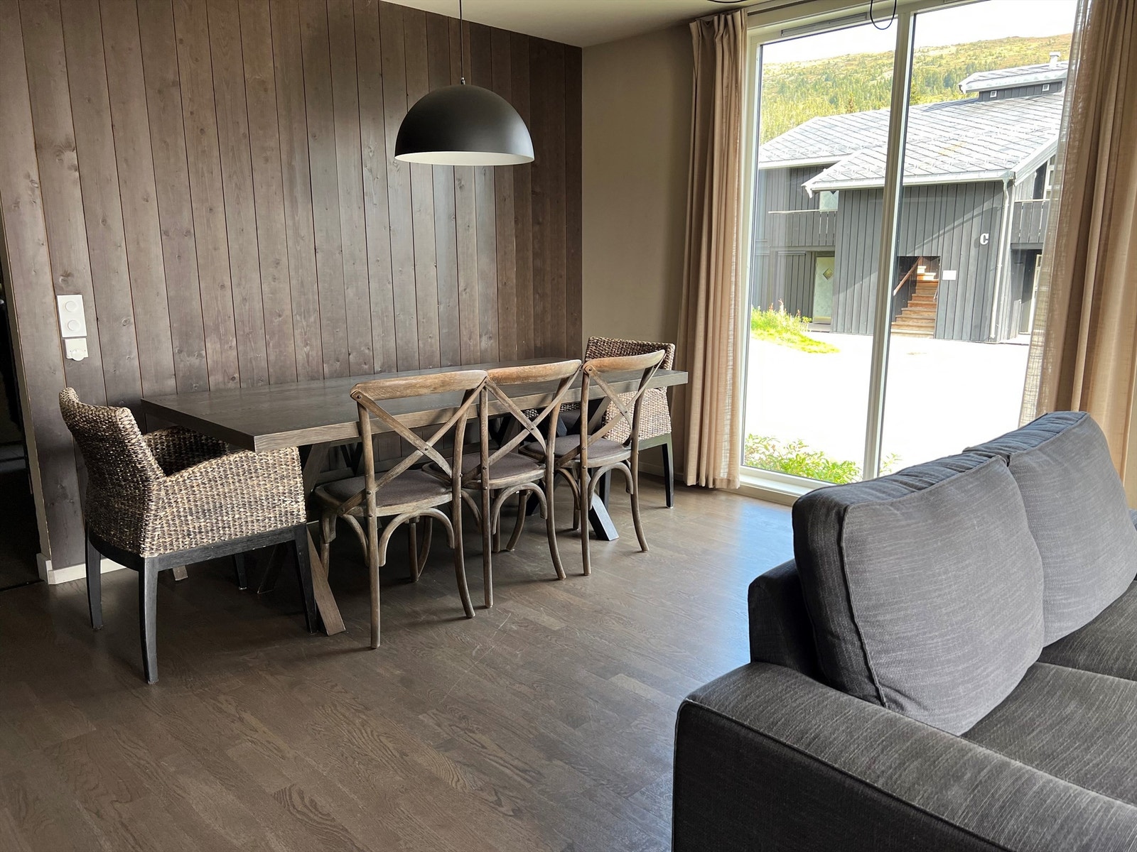 Det er plass til hele familien rundt langbordet foran vindu. Galleribilde