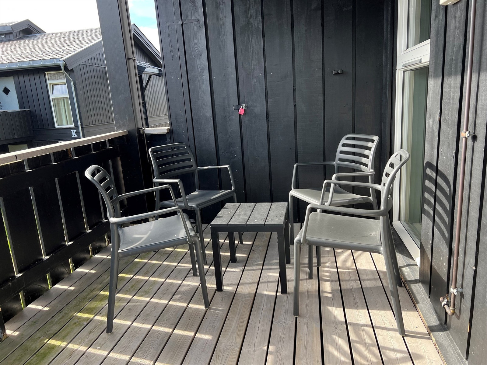 Balkong på ca 8 kvm. Det er bod både i inngangspartiet og på balkongen. Galleribilde