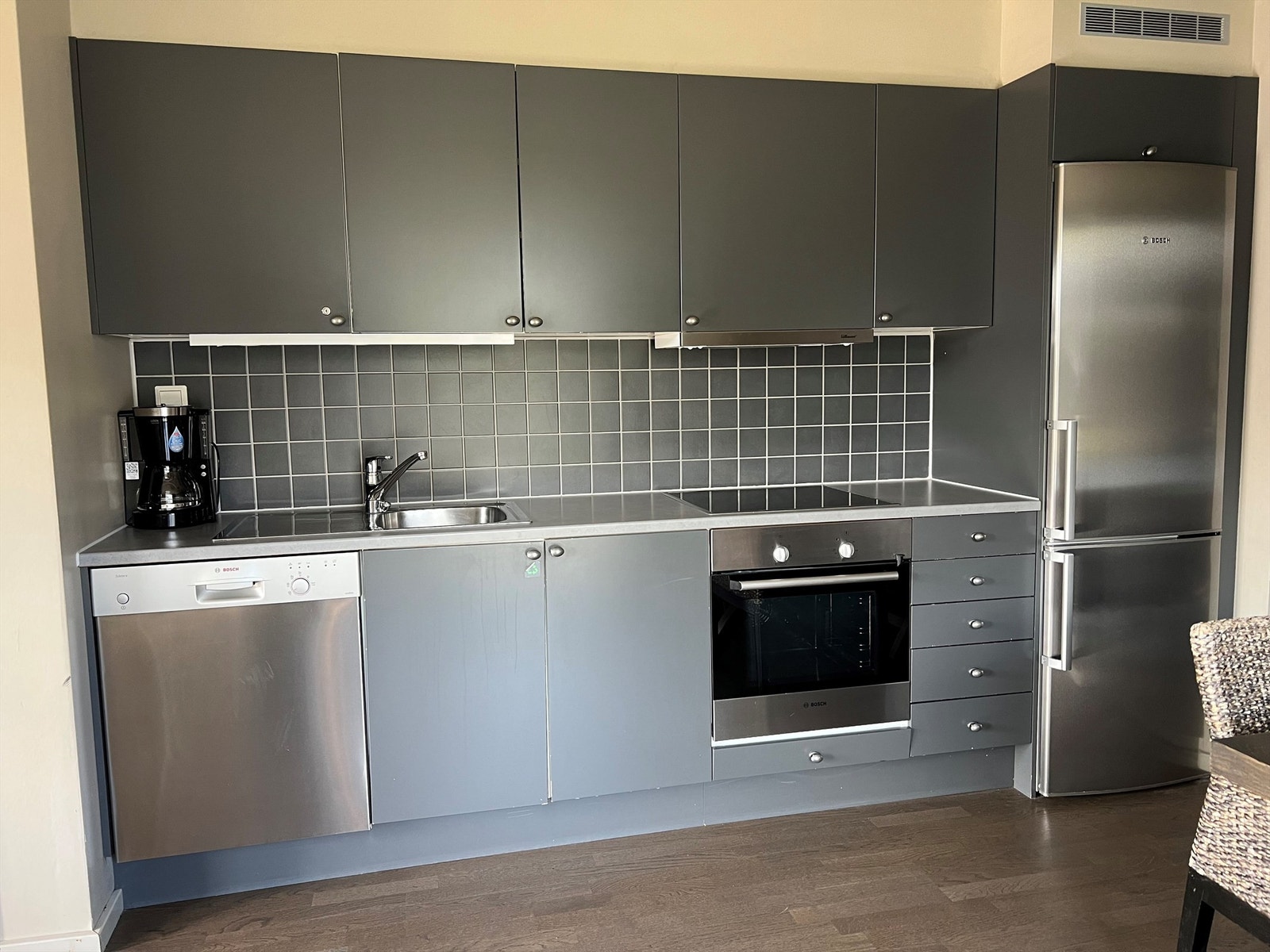 Leiligheten leveres fullutrustet for et godt ferieliv; møbler, hvitevarer, kopper og kar. Galleribilde