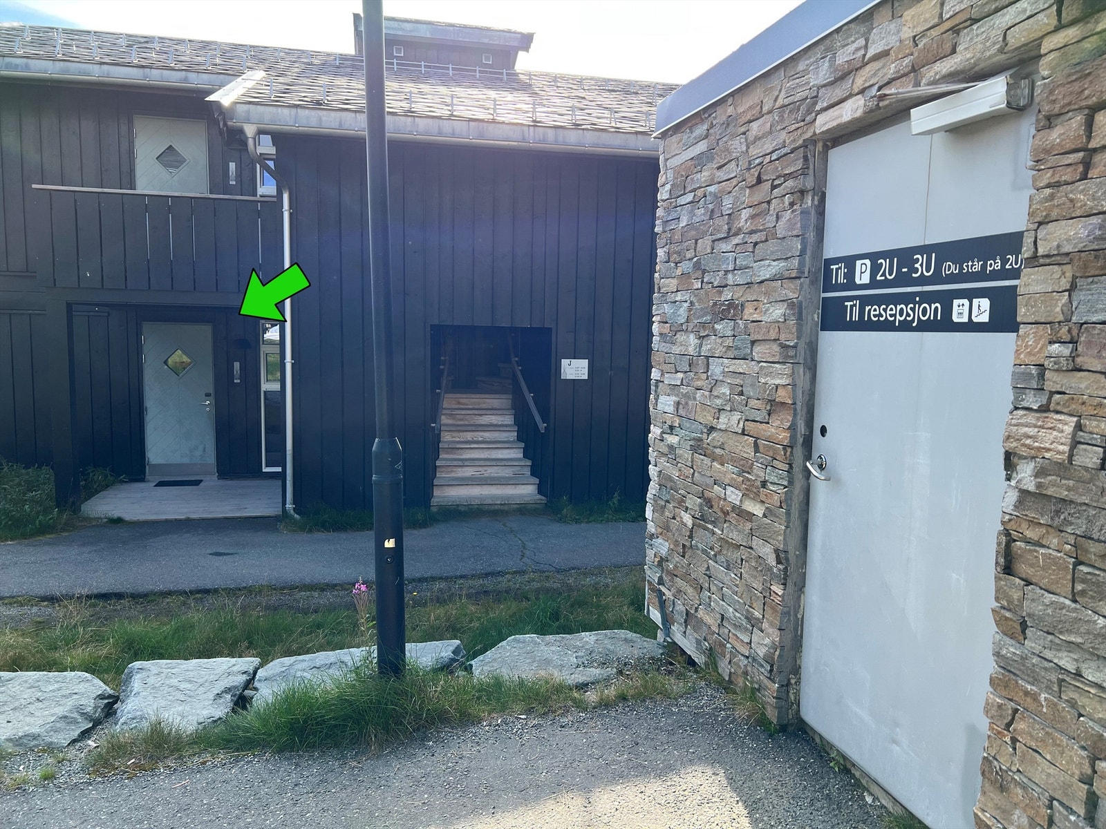 Enkel adkomst til garasjeanlegget fra leiligheten . Galleribilde