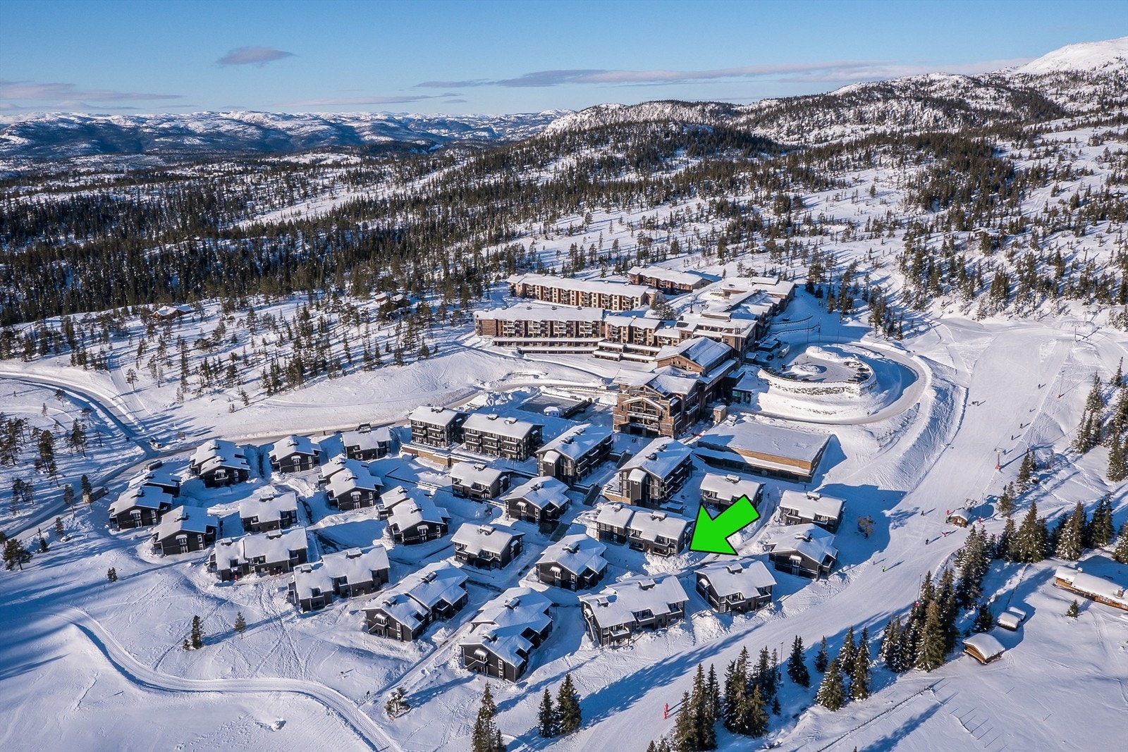 Lys, flott og gjennomgående 4-roms hjørneleilighet med fin utsikt gjennom bebyggelsen. Kort vei til "alt" på resorten, herav meget enkel tilgang til garasjeanlegget. Galleribilde