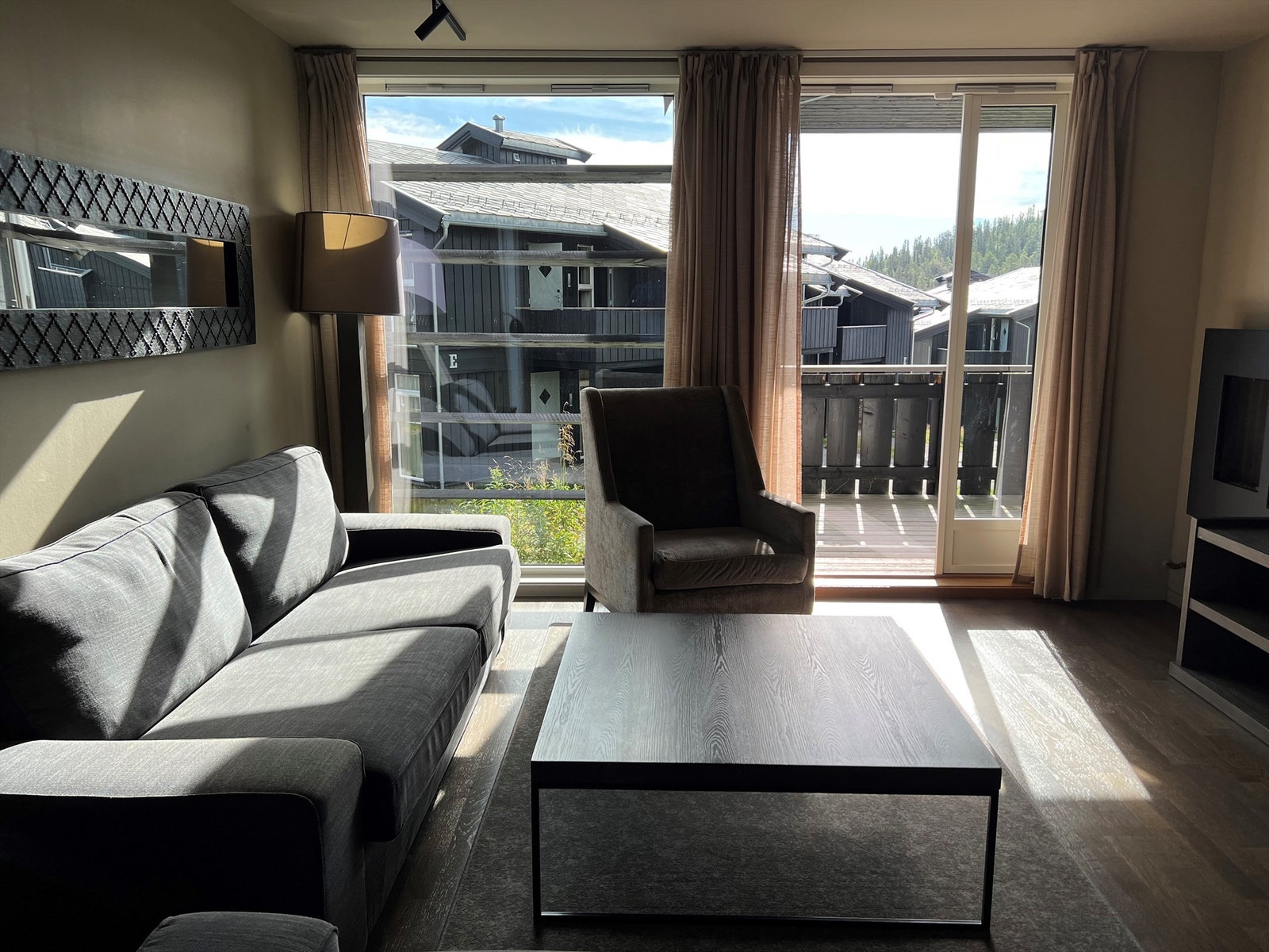 Lys og romslig stue med fin plass til både sofagruppe og spisestue. Galleribilde