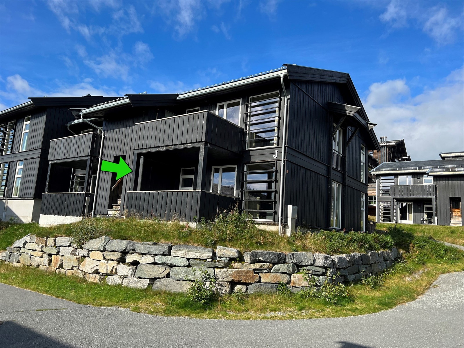 Leilighet 5105 ligger flott til i hus J, på bakkeplan, allikevel høyt hevet i terrenget. Galleribilde