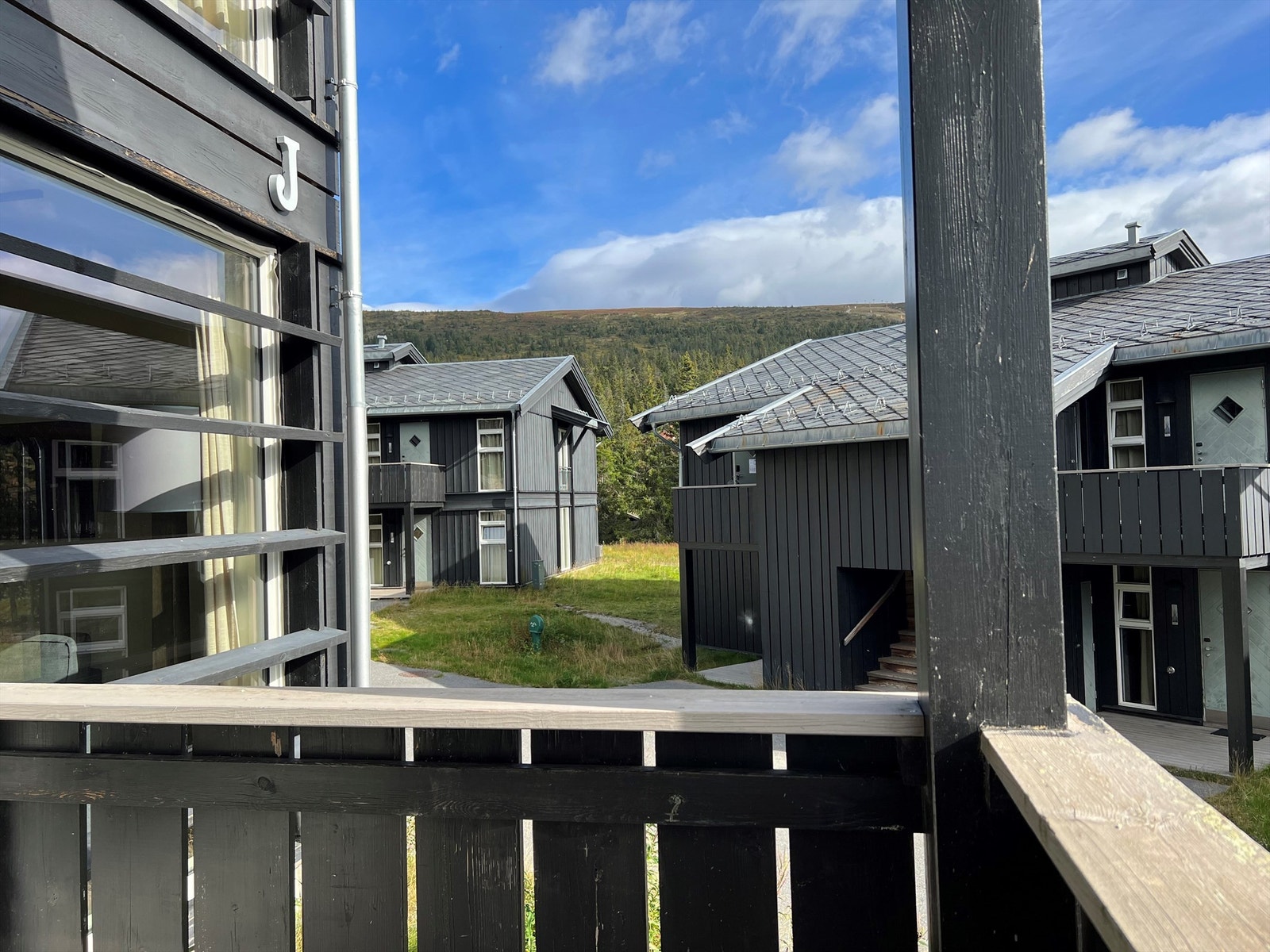 Luftig og fin balkong med pent utsyn. Galleribilde