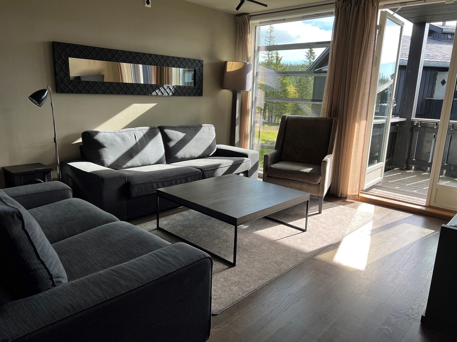 Lys og romslig stue med fin utsikt mellom bebyggelsen. Galleribilde