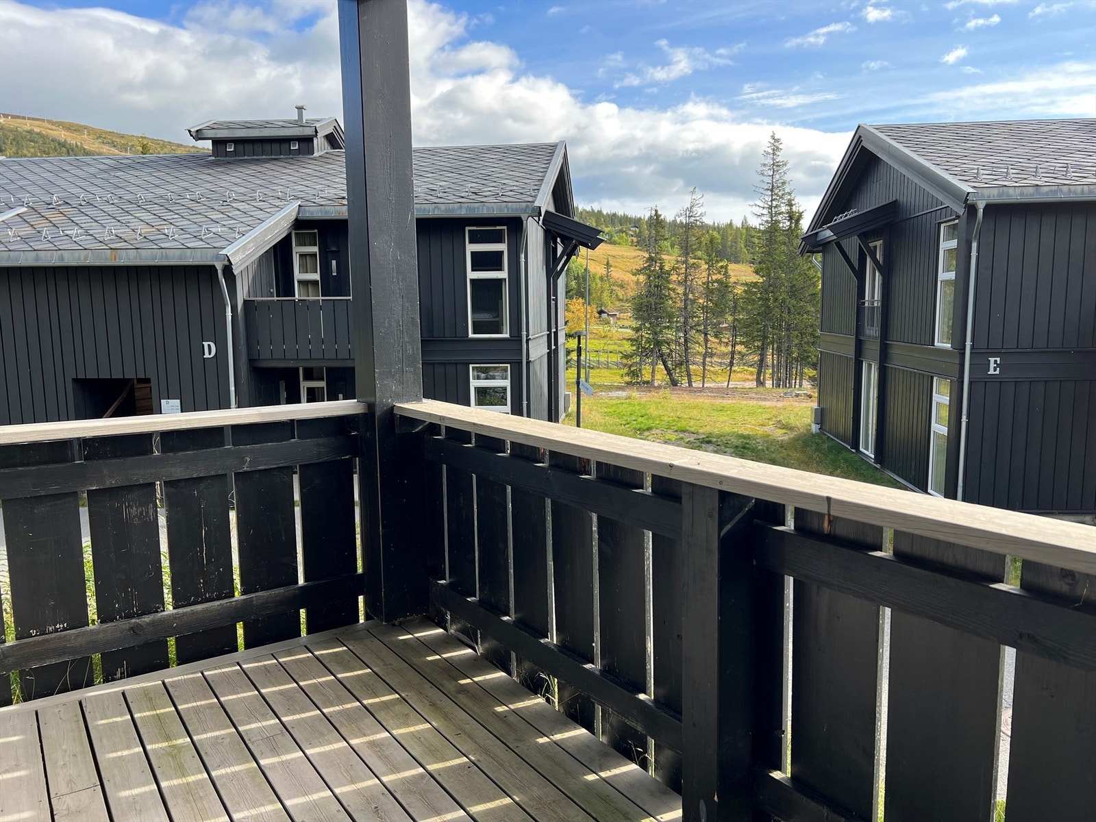 Romslig balkong med fint utsyn gjennom bebyggelsen. Galleribilde