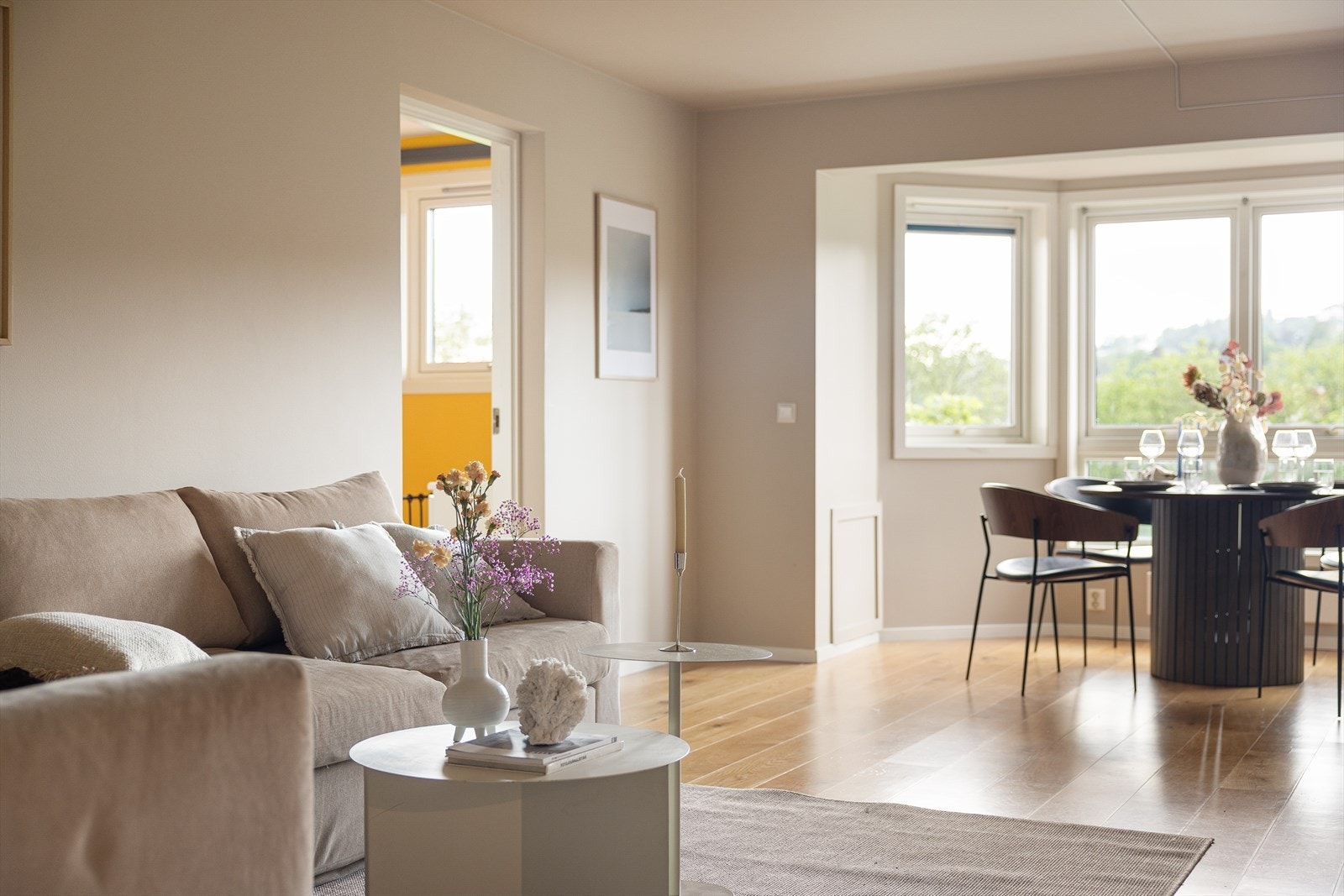 Stuen er av særdeles god størrelse og oppleves som enkel å møblere. Plass til stor sofagruppe og stort spisebord, som kan huse mange gjester. Galleribilde
