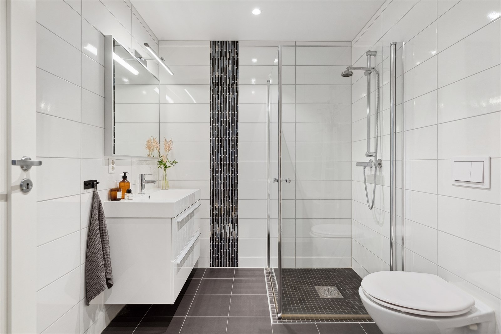 Dagene får en god start på det pent baderom med dusjhjørne og vegghengt toalett. Galleribilde